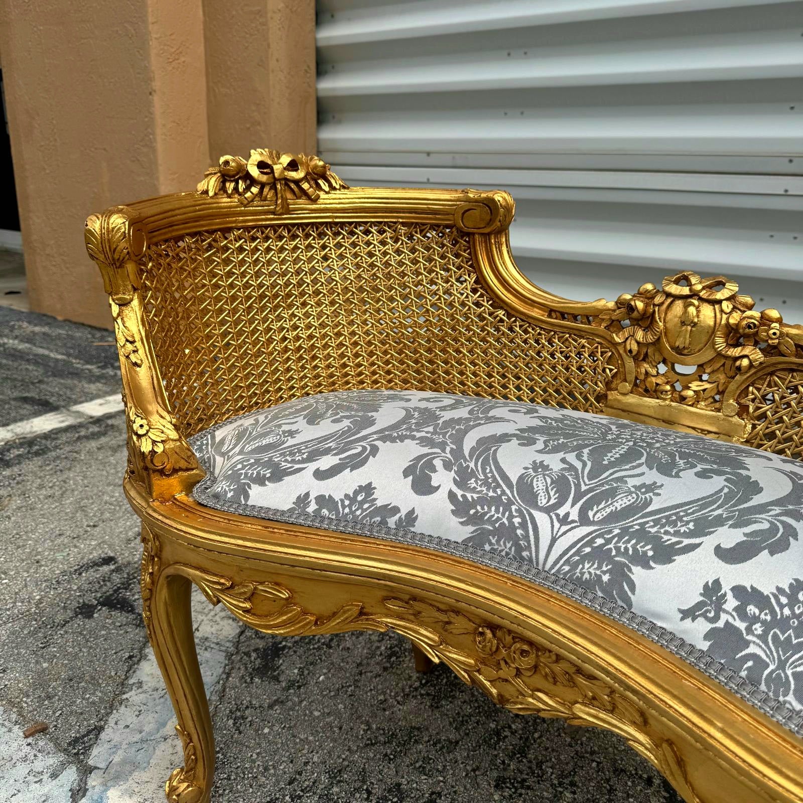 Bench White and Gray Damask French Style Gold Details Rococo Baroque Furniture