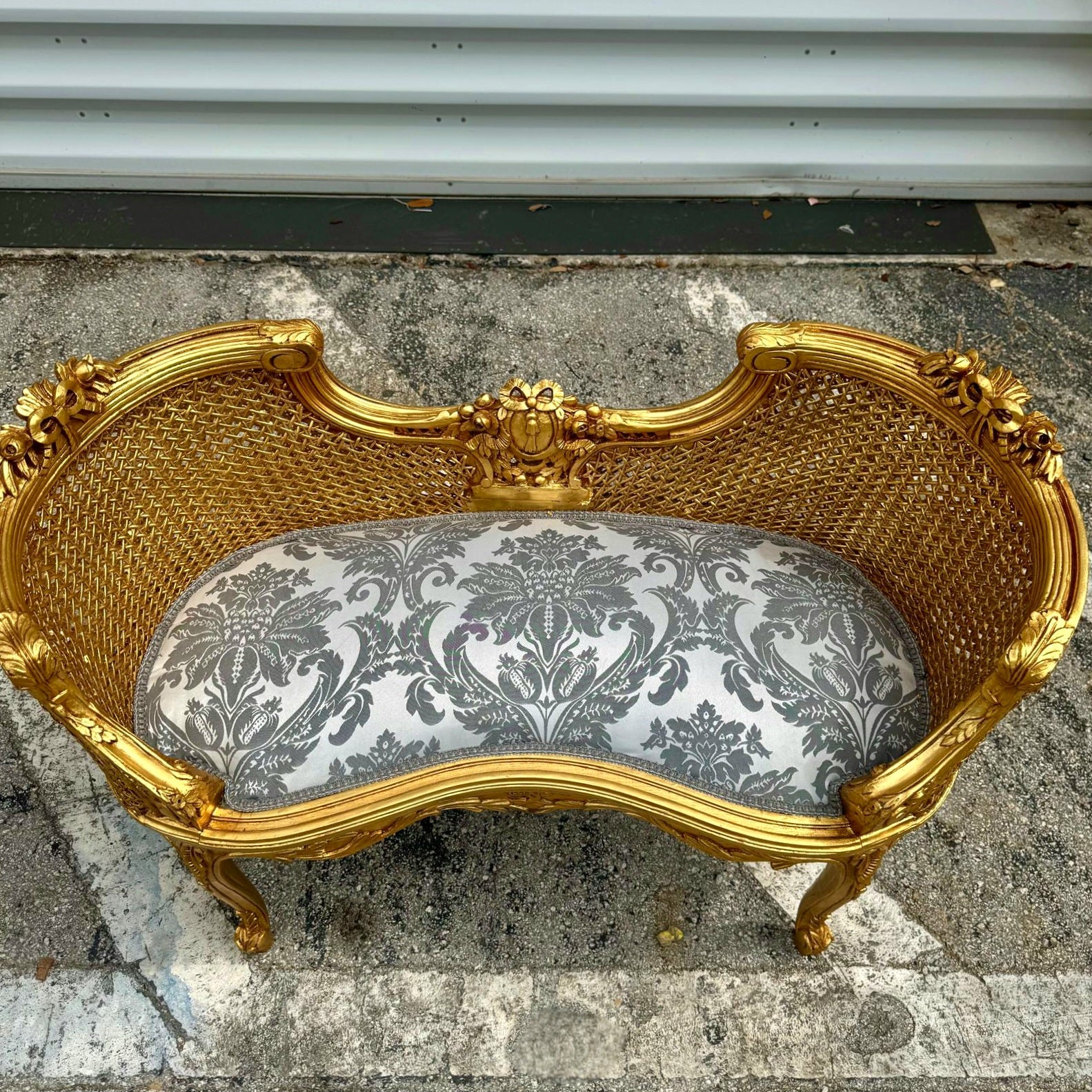 Bench White and Gray Damask French Style Gold Details Rococo Baroque Furniture