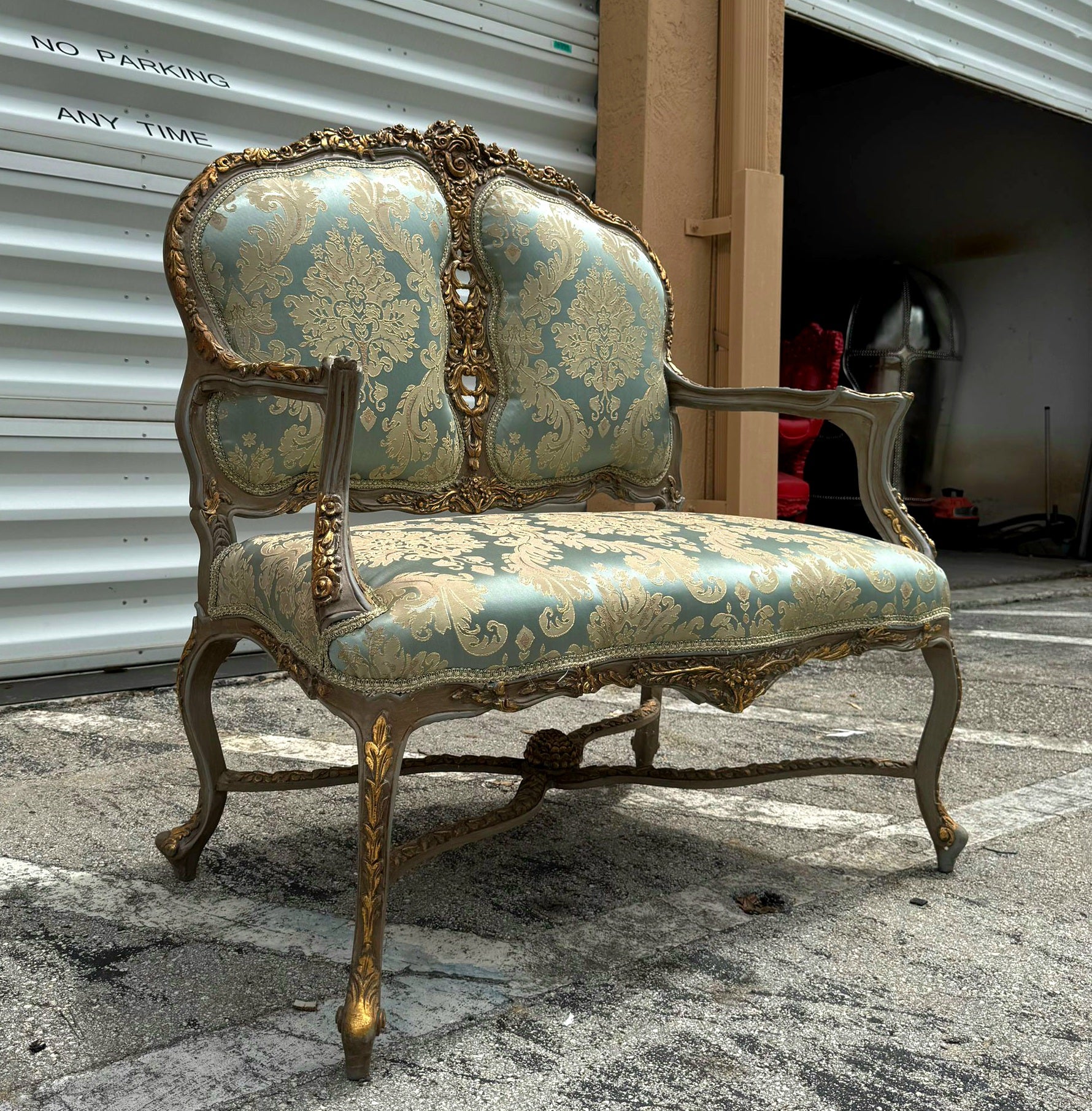 Baroque Style Hight-Back Settee Sky Blue Color and Gold Leaf Details Furniture