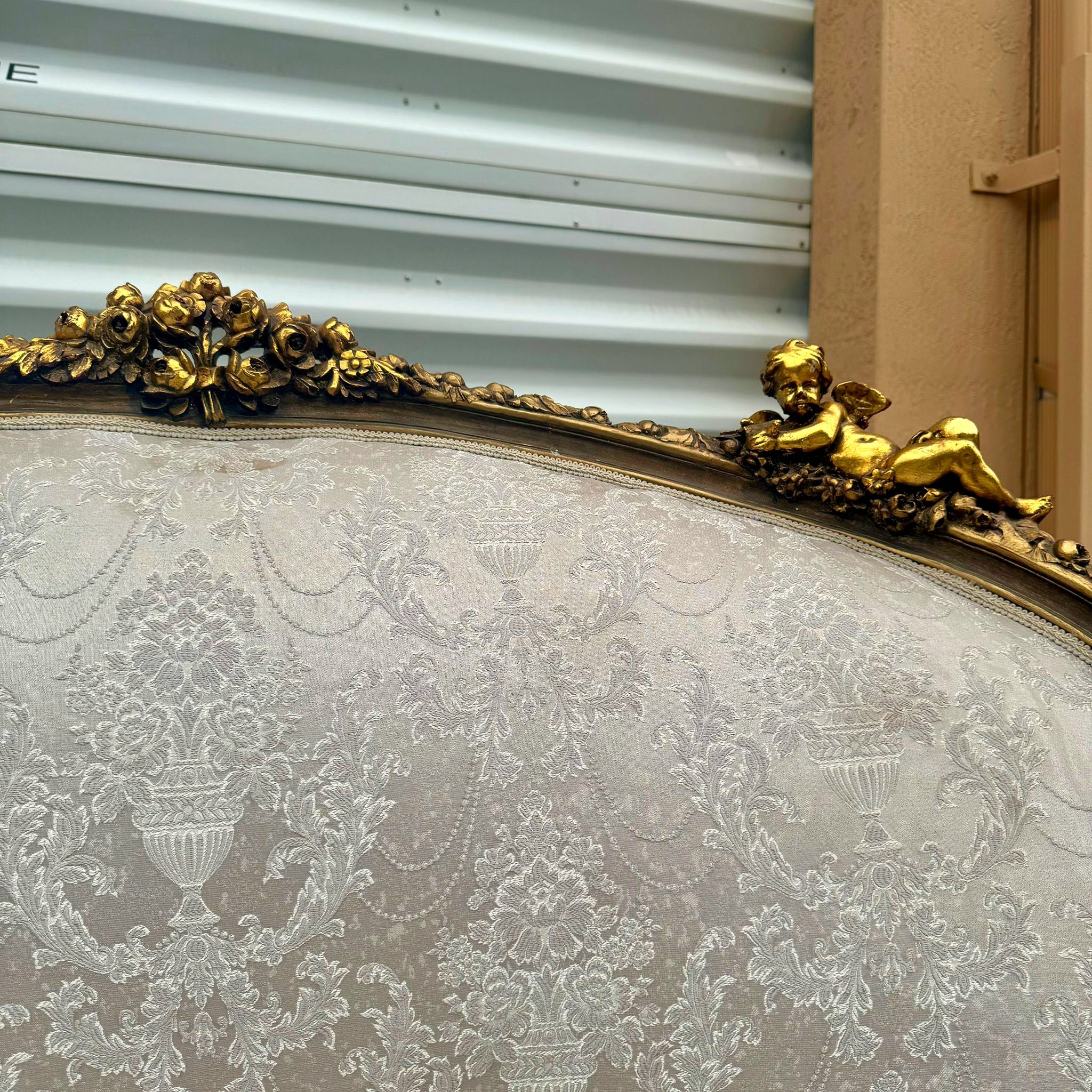 Romantic Sofa French Style White and Beige Damask Fabri Rococo Furniture