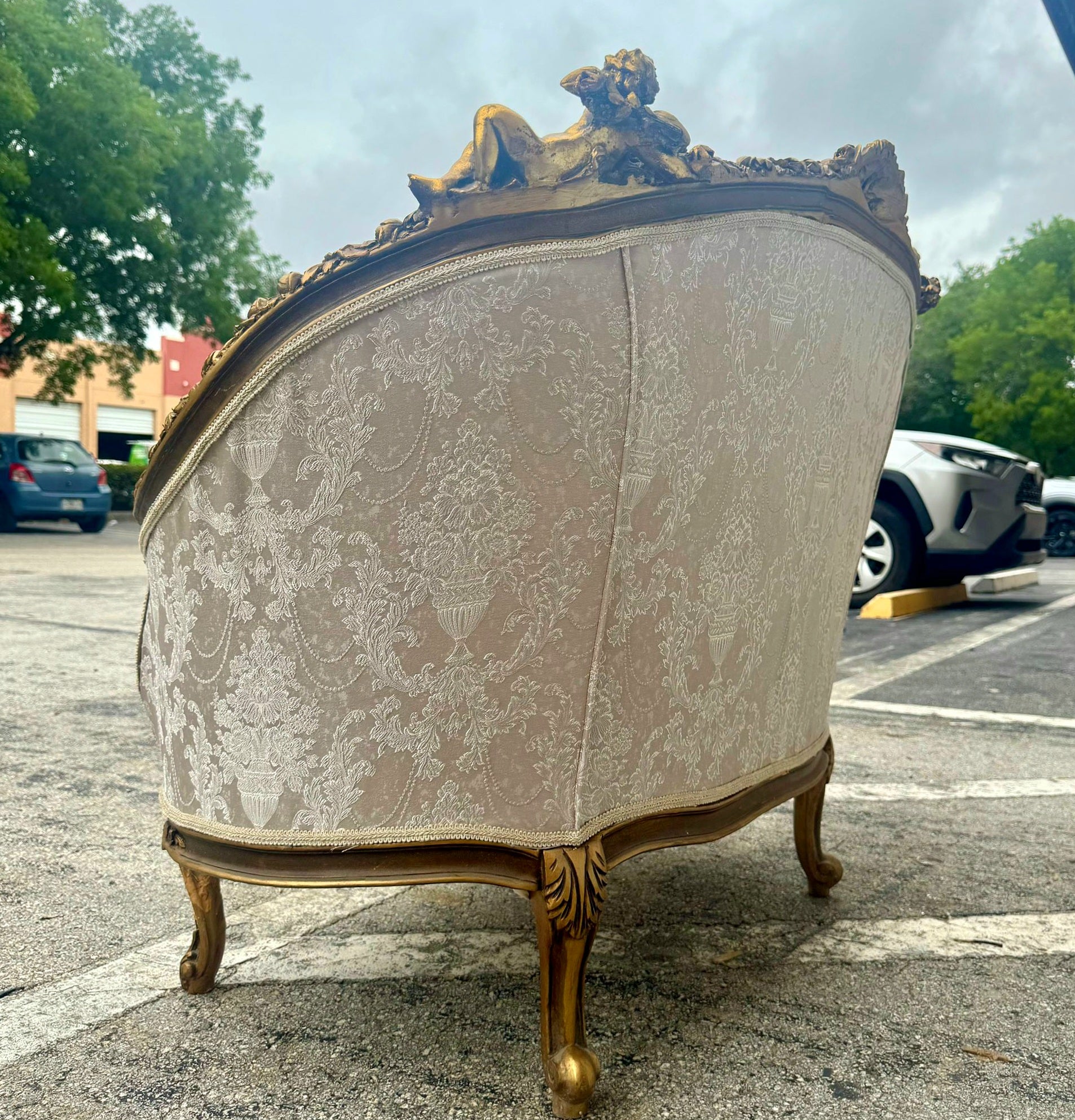 Romantic Sofa French Style White and Beige Damask Fabri Rococo Furniture