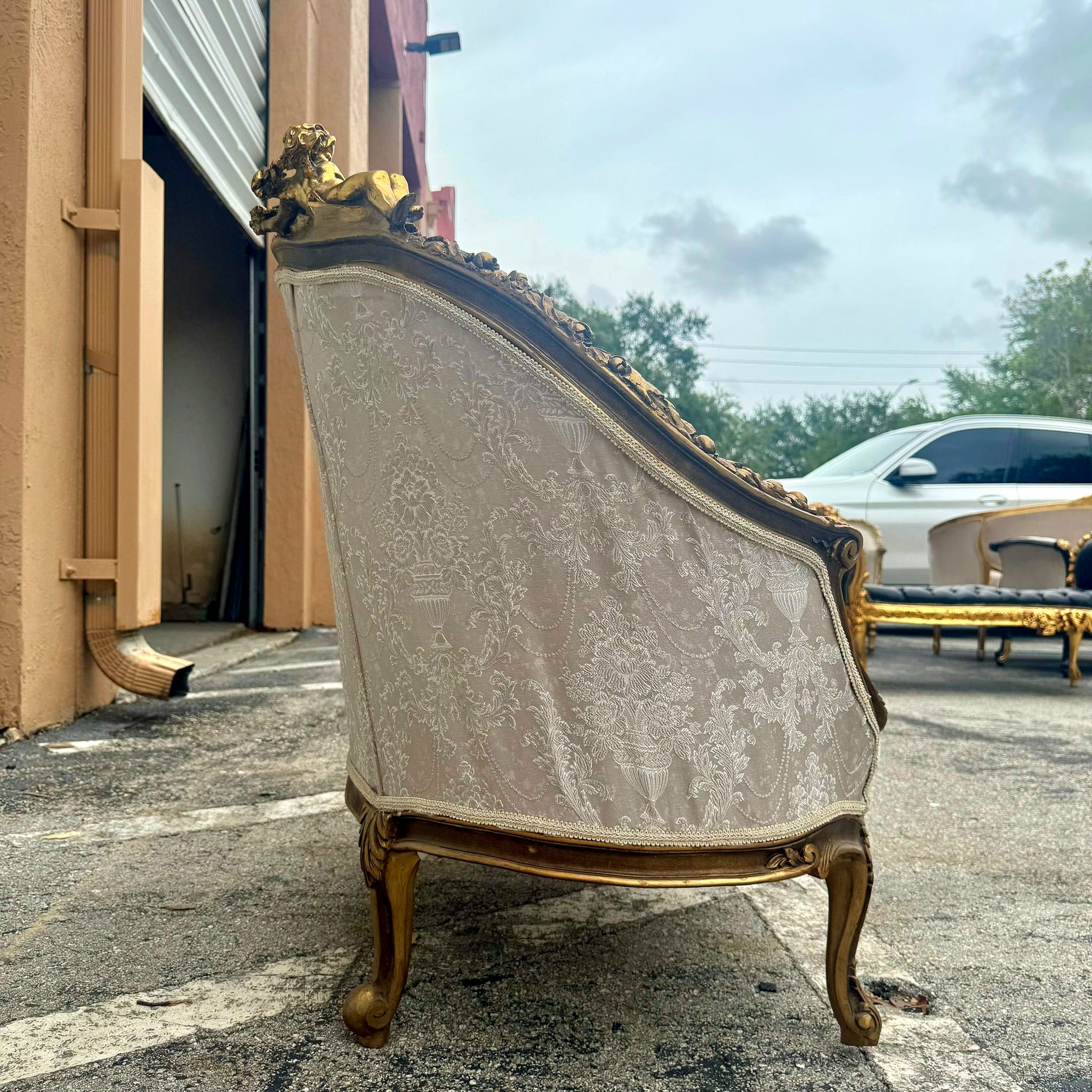 Romantic Sofa French Style White and Beige Damask Fabri Rococo Furniture