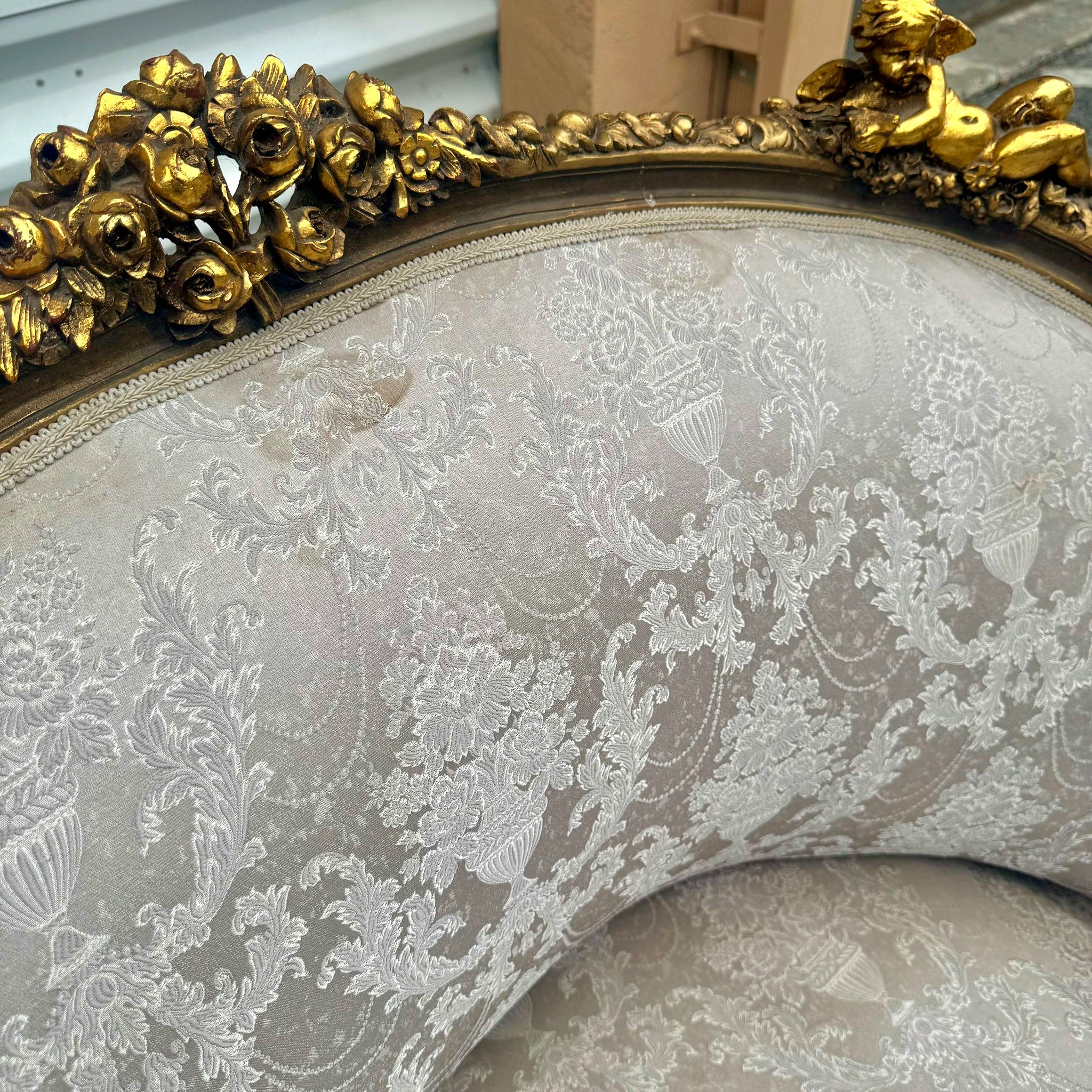 Romantic Sofa French Style White and Beige Damask Fabri Rococo Furniture