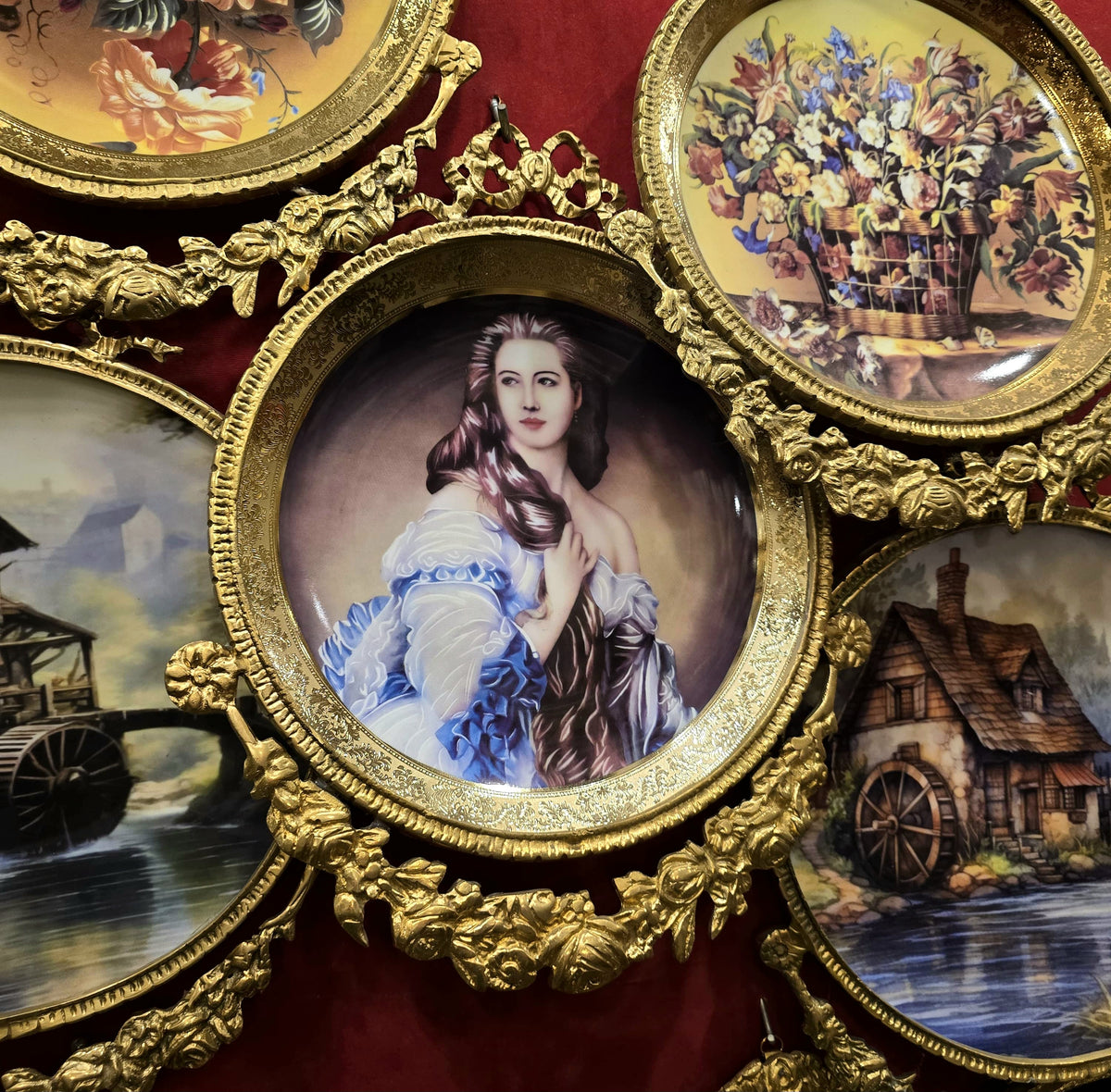 Portrait of Elegance – French-Inspired Round Wall Art with a Graceful Woman’s Portrait & Ornate Gold Leaf Frame