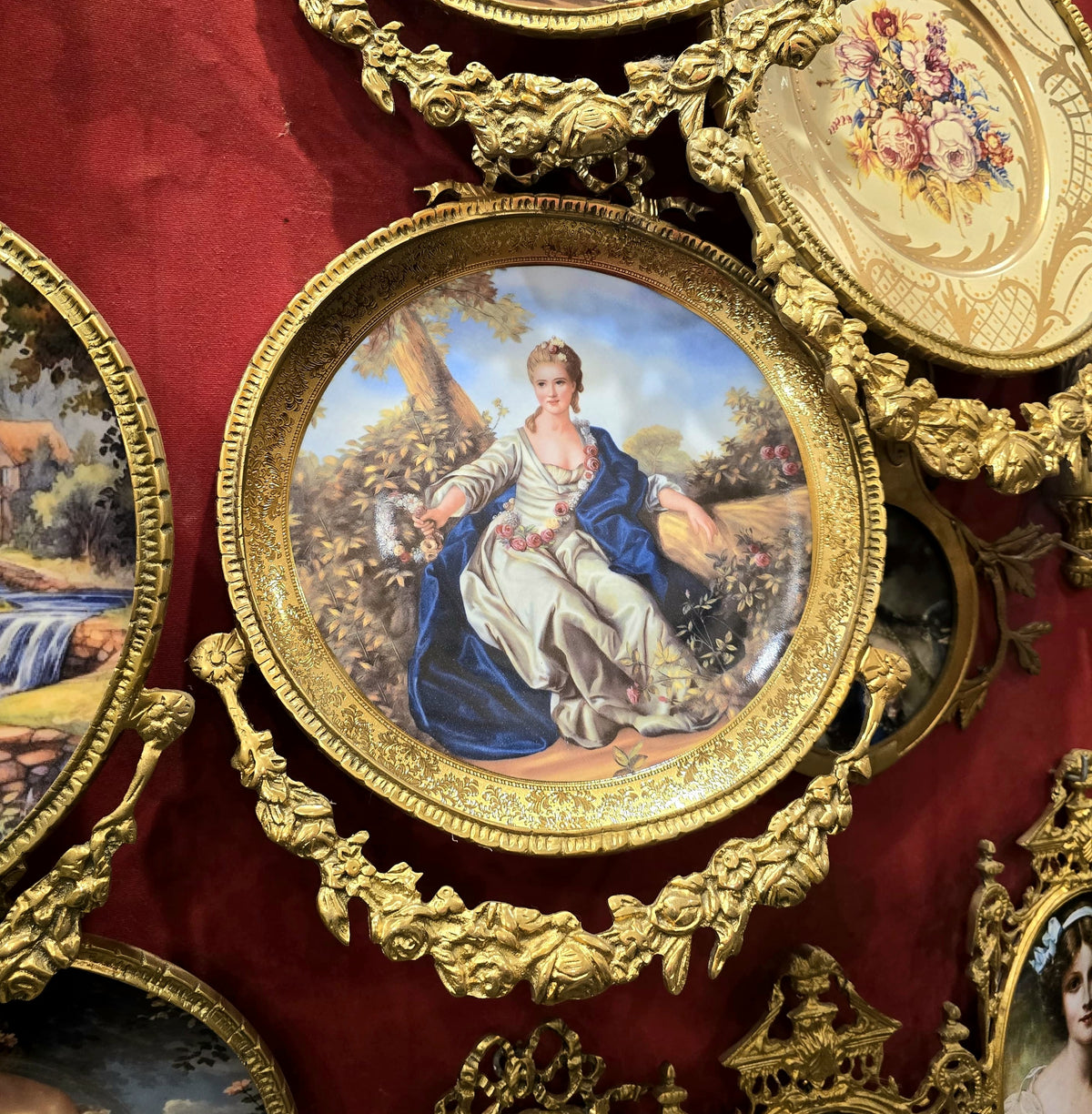 French-Style Round Wall Decor – Elegant Woman Portrait with Ornate Gold Leaf Frame