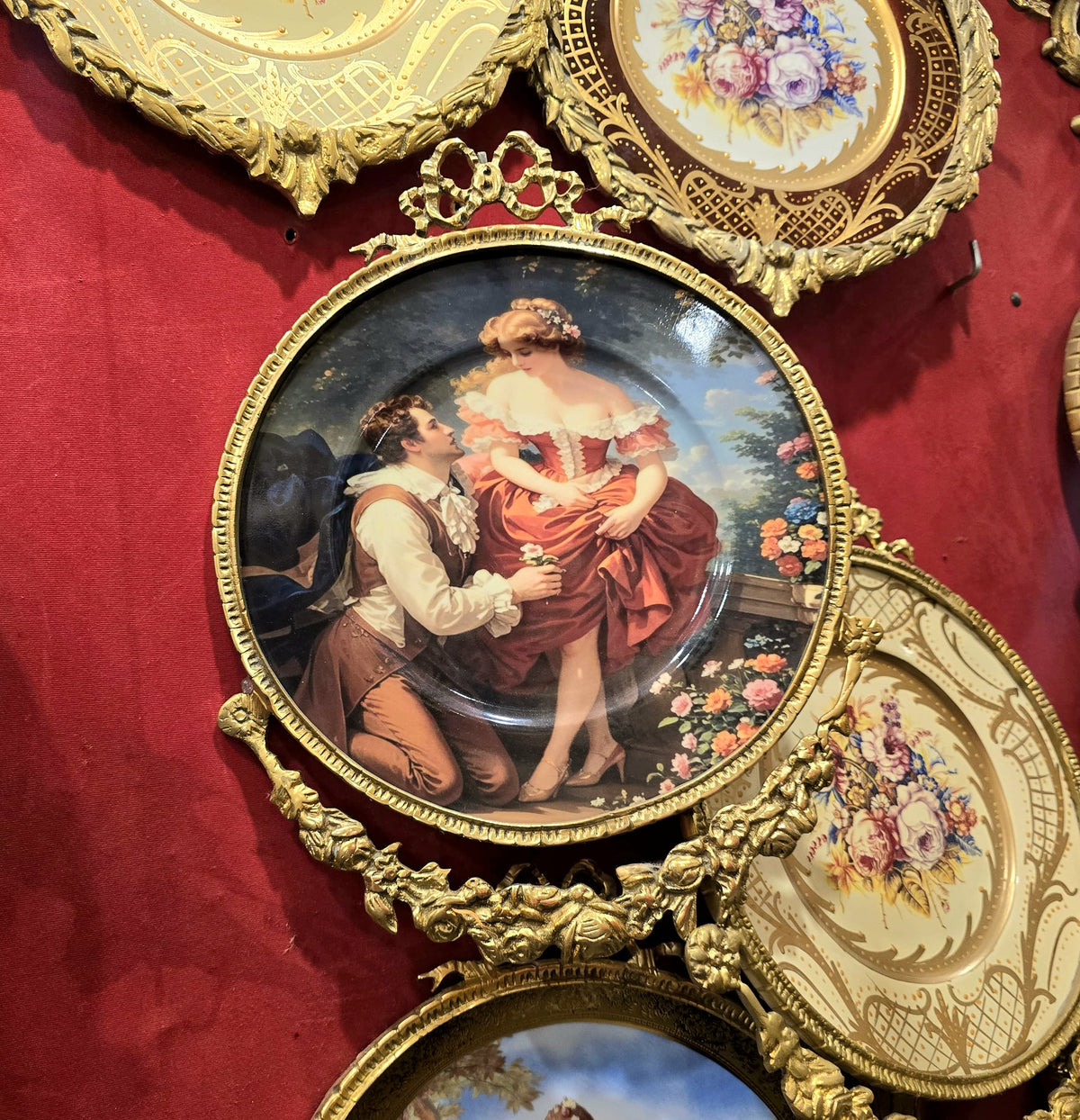 French-Style Romantic Wall Plaque – Elegant Couple Scene with Ornate Gold Leaf Frame