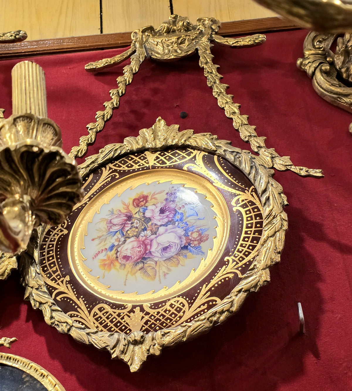 Floral Splendor – Ornate French-Inspired Wall Medallion with a Lavish Gilded Frame