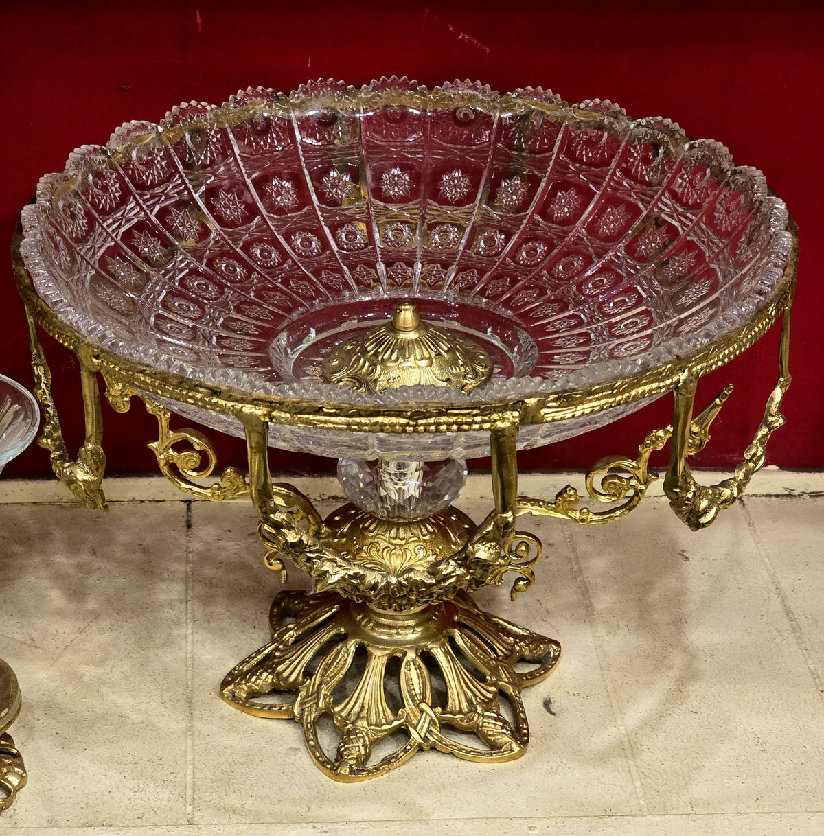 The Gilded Crystal Crown – French-Inspired Cut Crystal Centerpiece with Ornate Gold Brass Pedestal