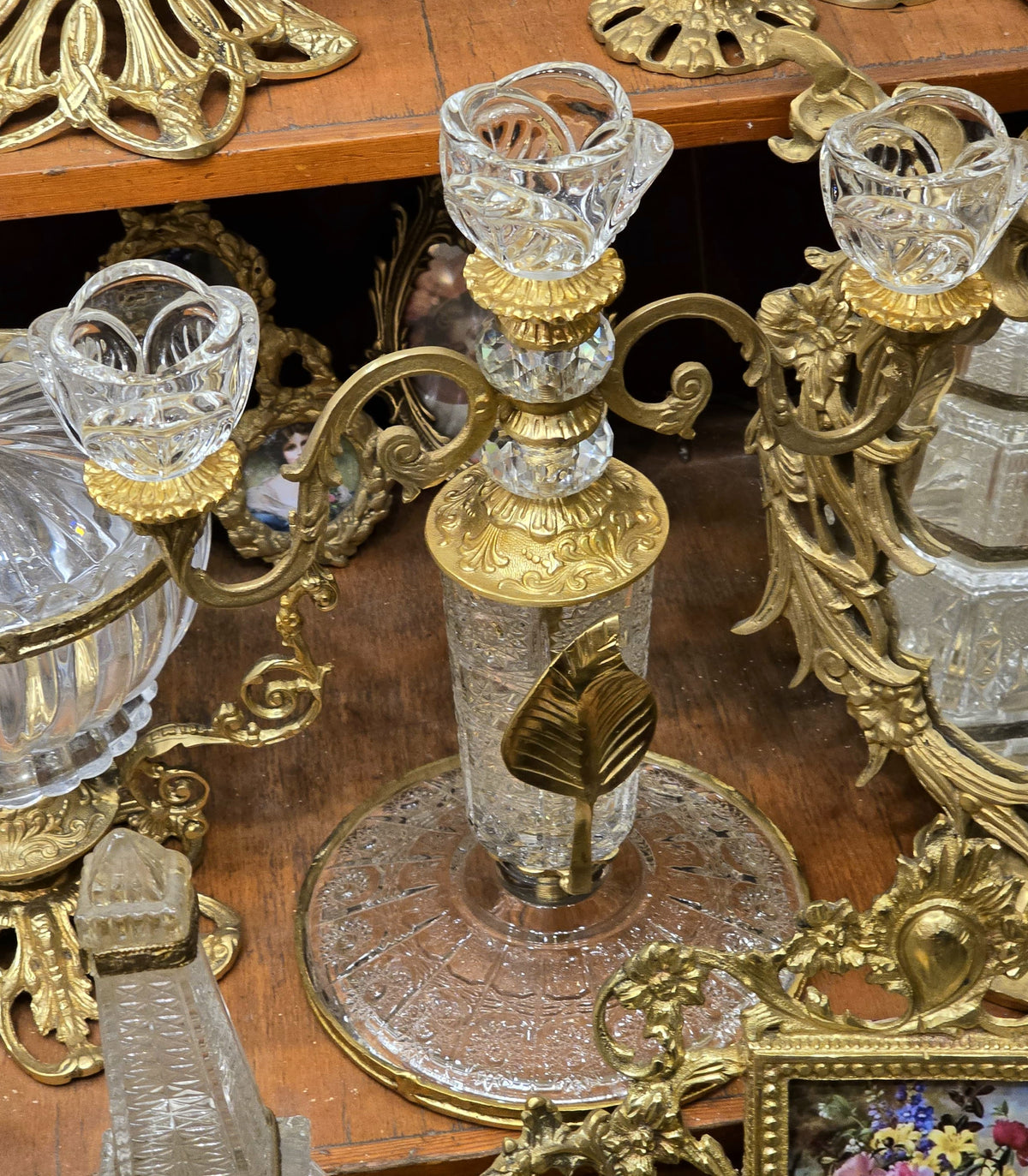 Crystal Blossom Elegance – French-Inspired Gilded Crystal Centerpiece with Ornate Gold Leaf Details