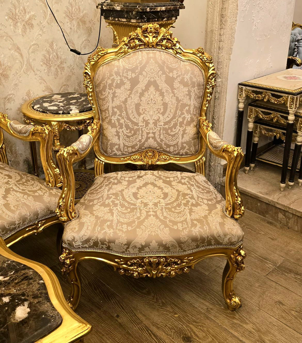 French Rococo-Style Armchair – Beige Damask Upholstery with Ornate Gold Leaf Frame