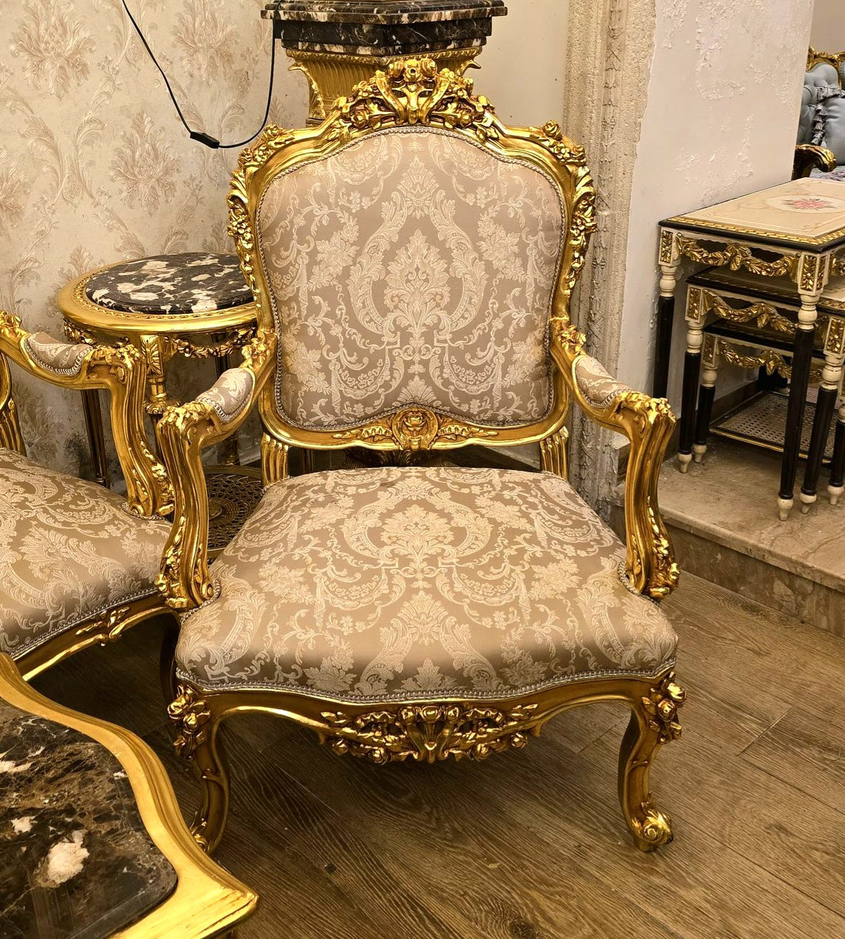French Rococo-Style Armchair – Beige Damask Upholstery with Ornate Gold Leaf Frame