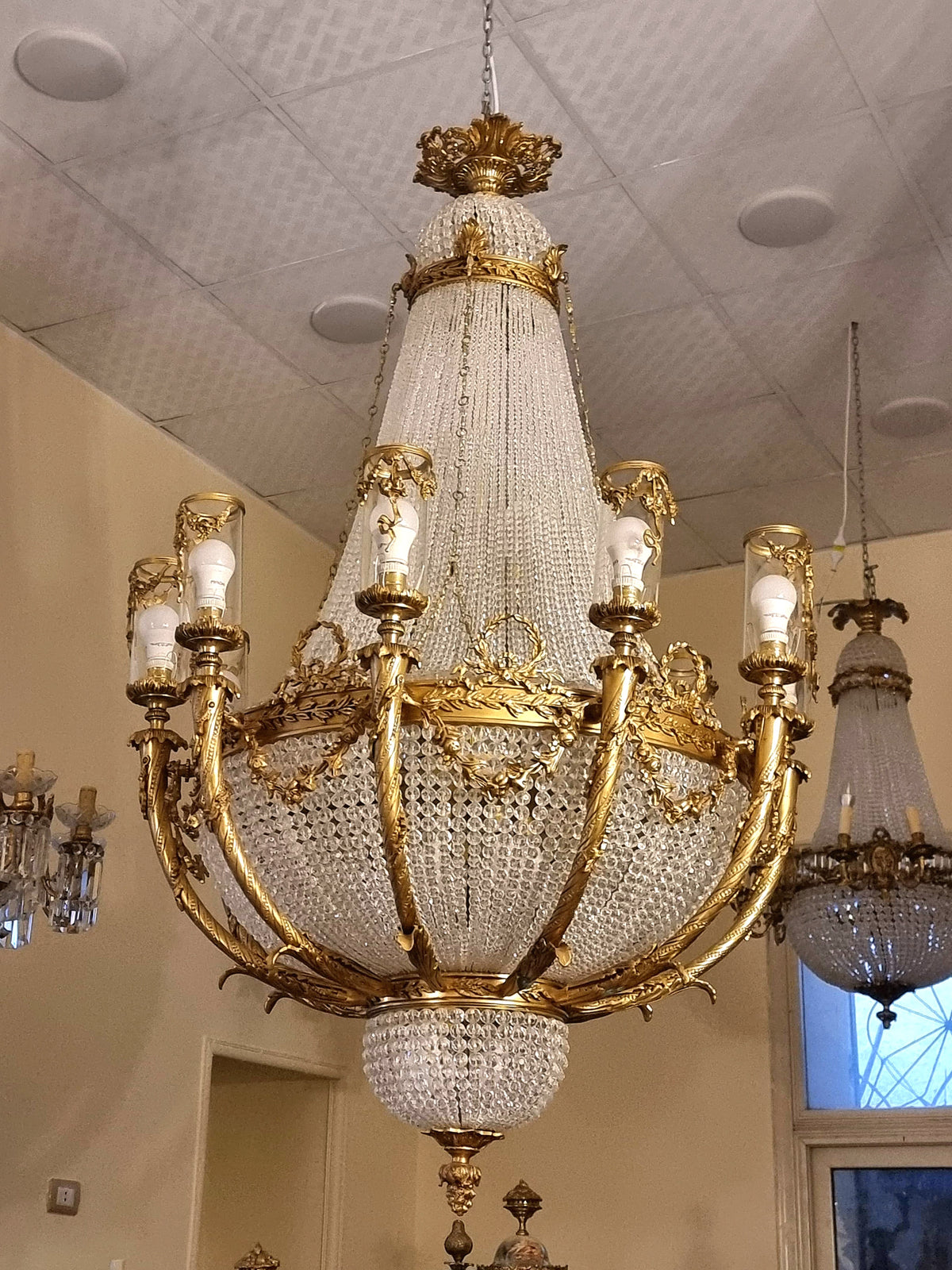 Grand French-Style Crystal Chandelier – Ornate Gold Leaf & Gilded Bronze Frame with Cascading Crystal