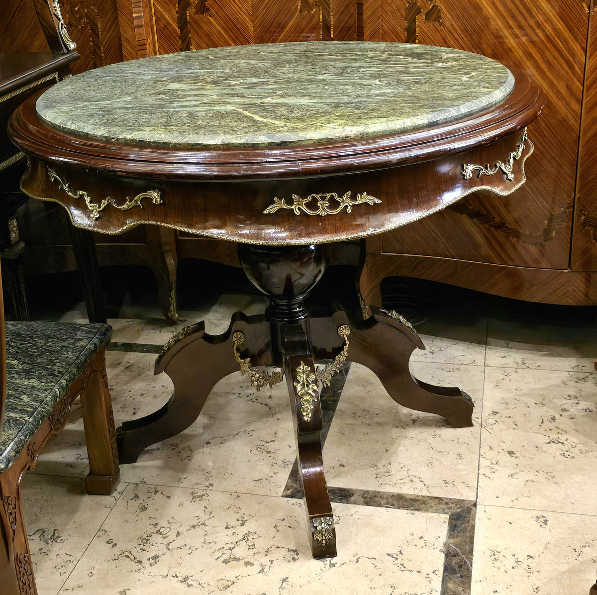 French Neoclassical Round Side Table – Marble Top with Carved Wood & Gilded Accents