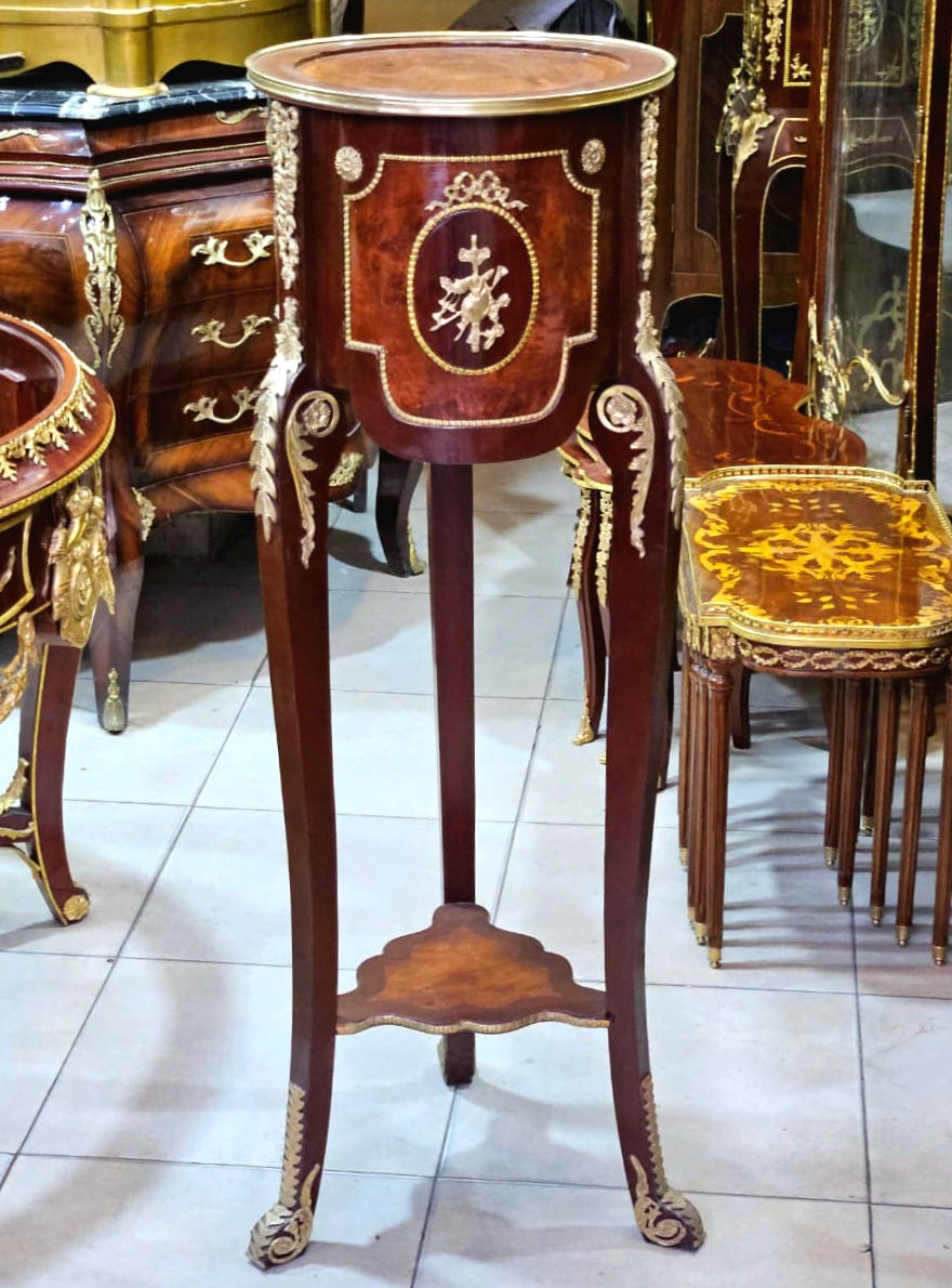 French-Style Wood Side Table – Petite Gilded Accent Table with Ornate Gold Leaf Details
