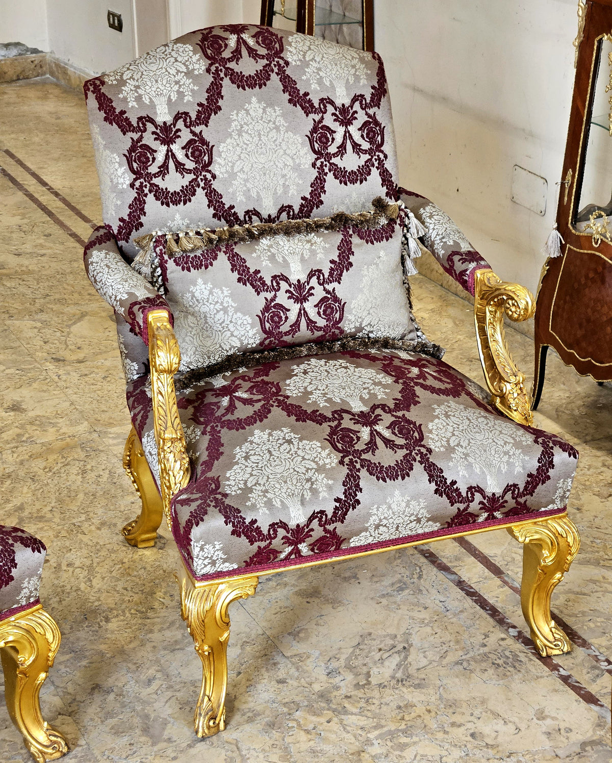 French-Style Damask Armchair – Burgundy & Cream Upholstery with Ornate Gold Leaf Frame