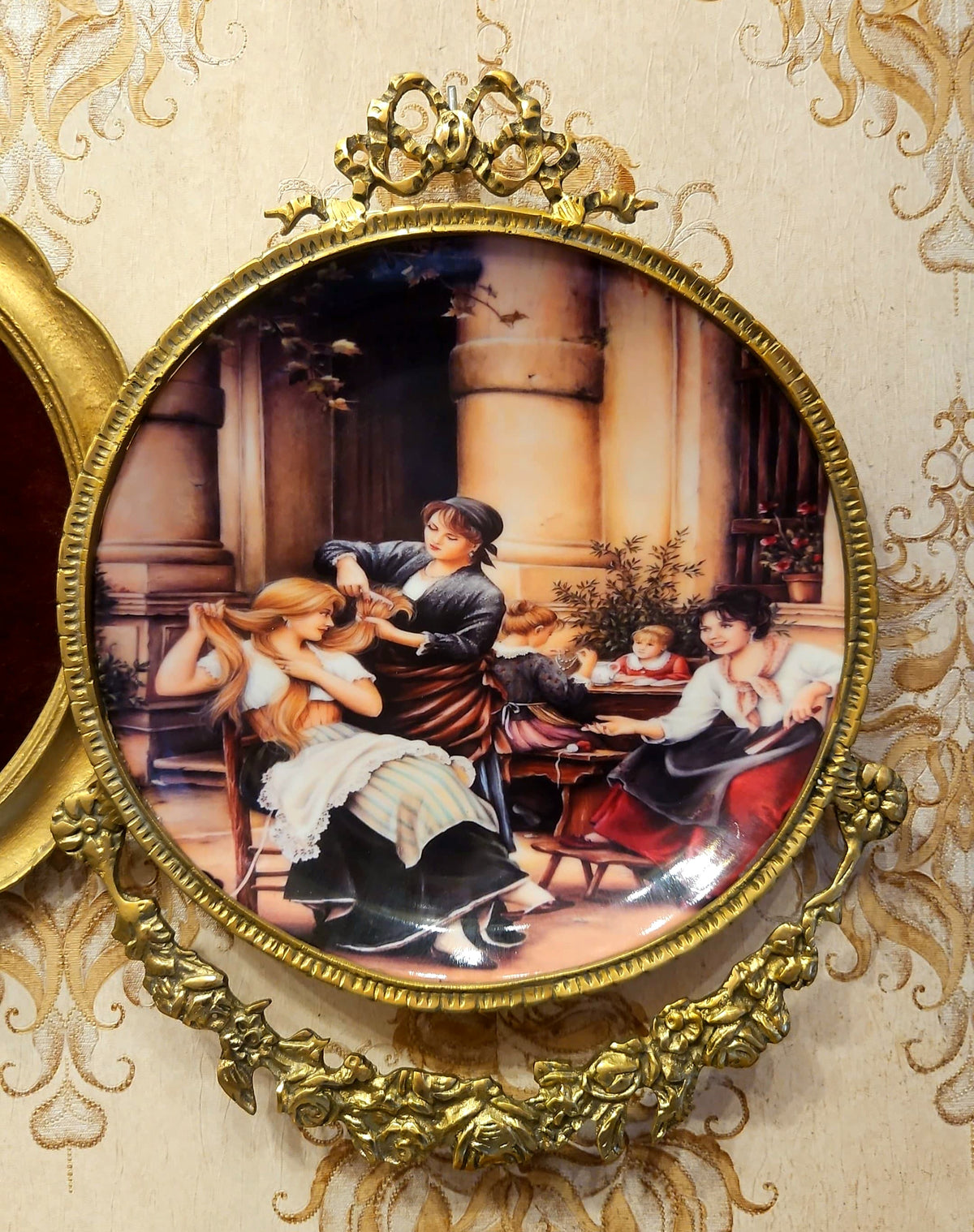 French-Style Decorative Wall Plaque – Elegant Ladies’ Scene with Ornate Gold Leaf Frame