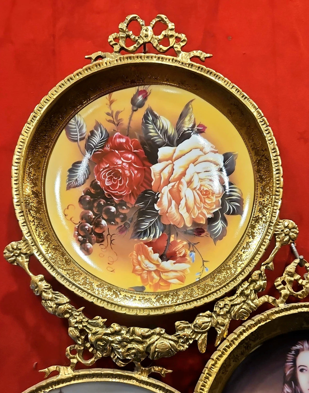 French-Style Round Wall Decor – Floral Rose Scene with Ornate Gold Leaf Frame