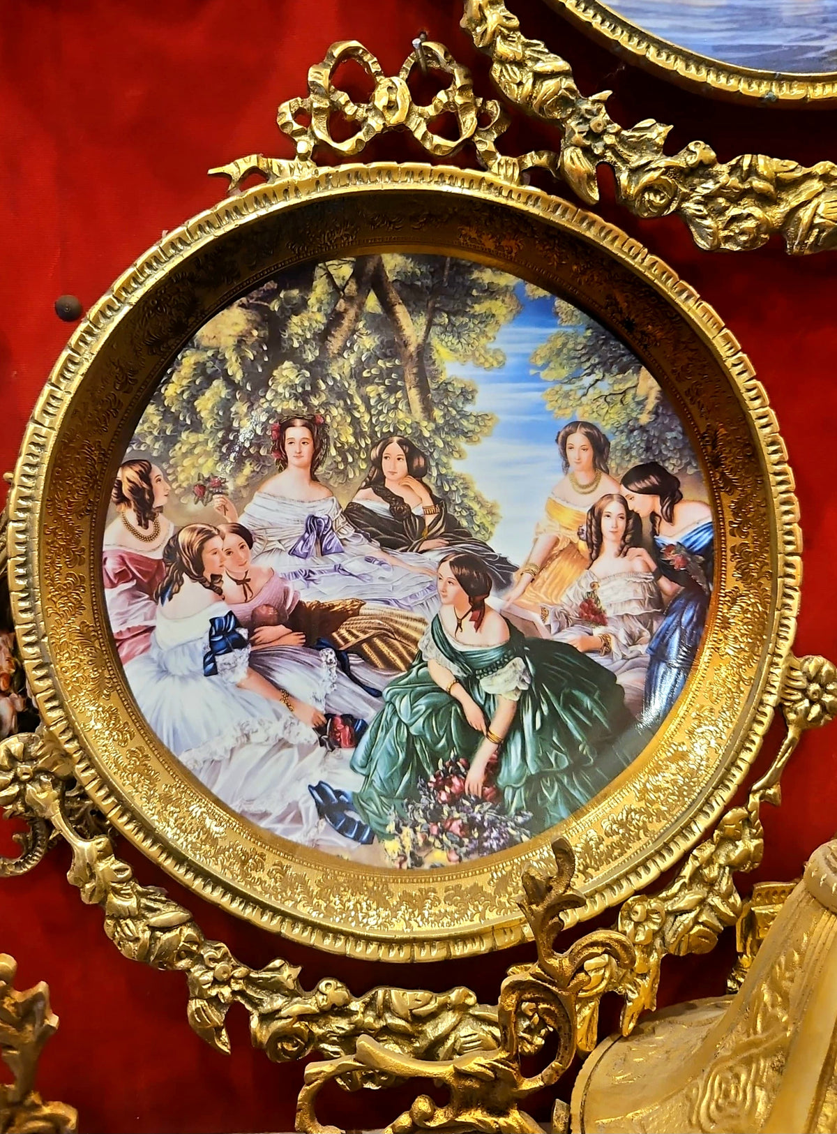 French-Style Round Wall Decor – Elegant Garden Gathering Scene with Ornate Gold Leaf Frame