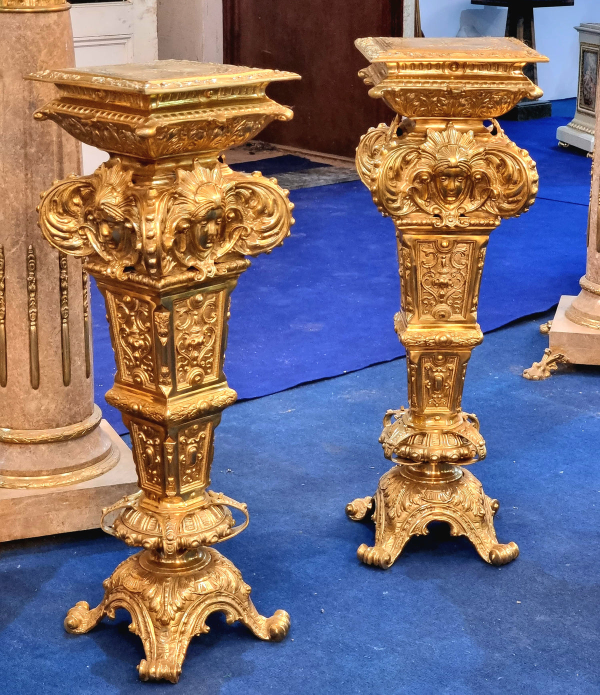 Ornate French-Style Pedestal Stand – Heavy Gold Leaf Finish with Sculpted Decorative Details