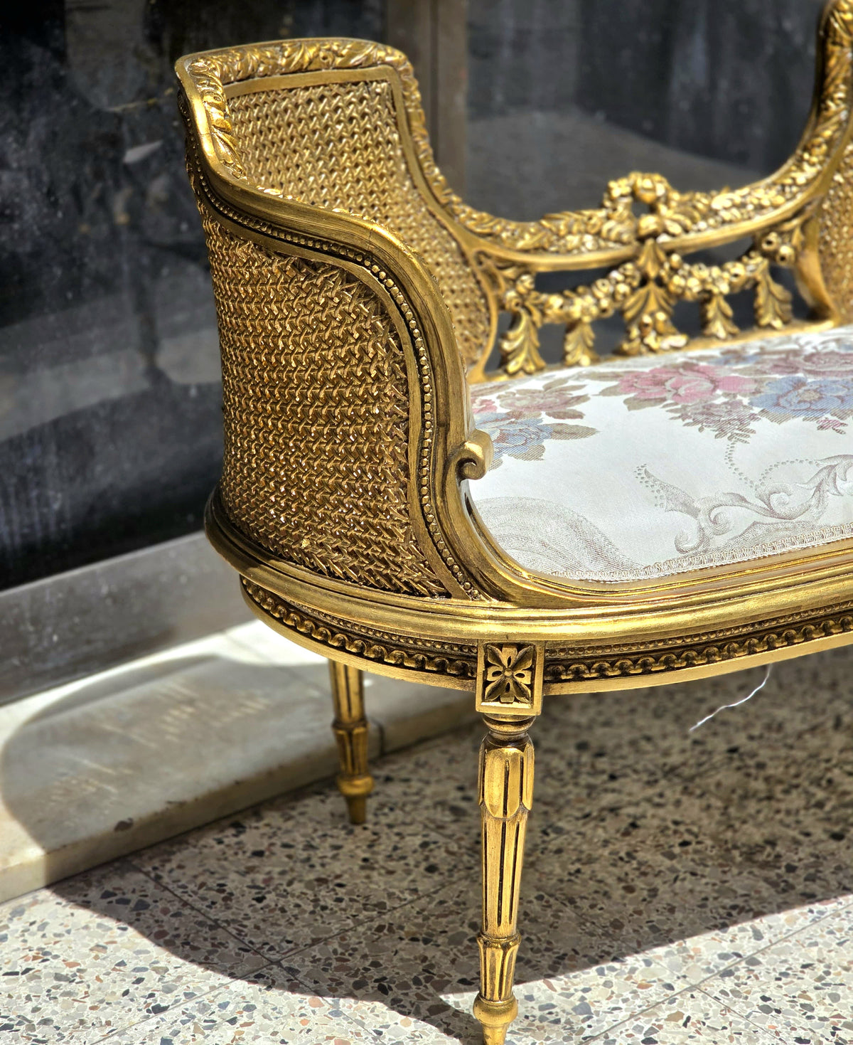 French Style Upholstered Bench – White Damask Fabric with Ornate Gold Leaf Frame