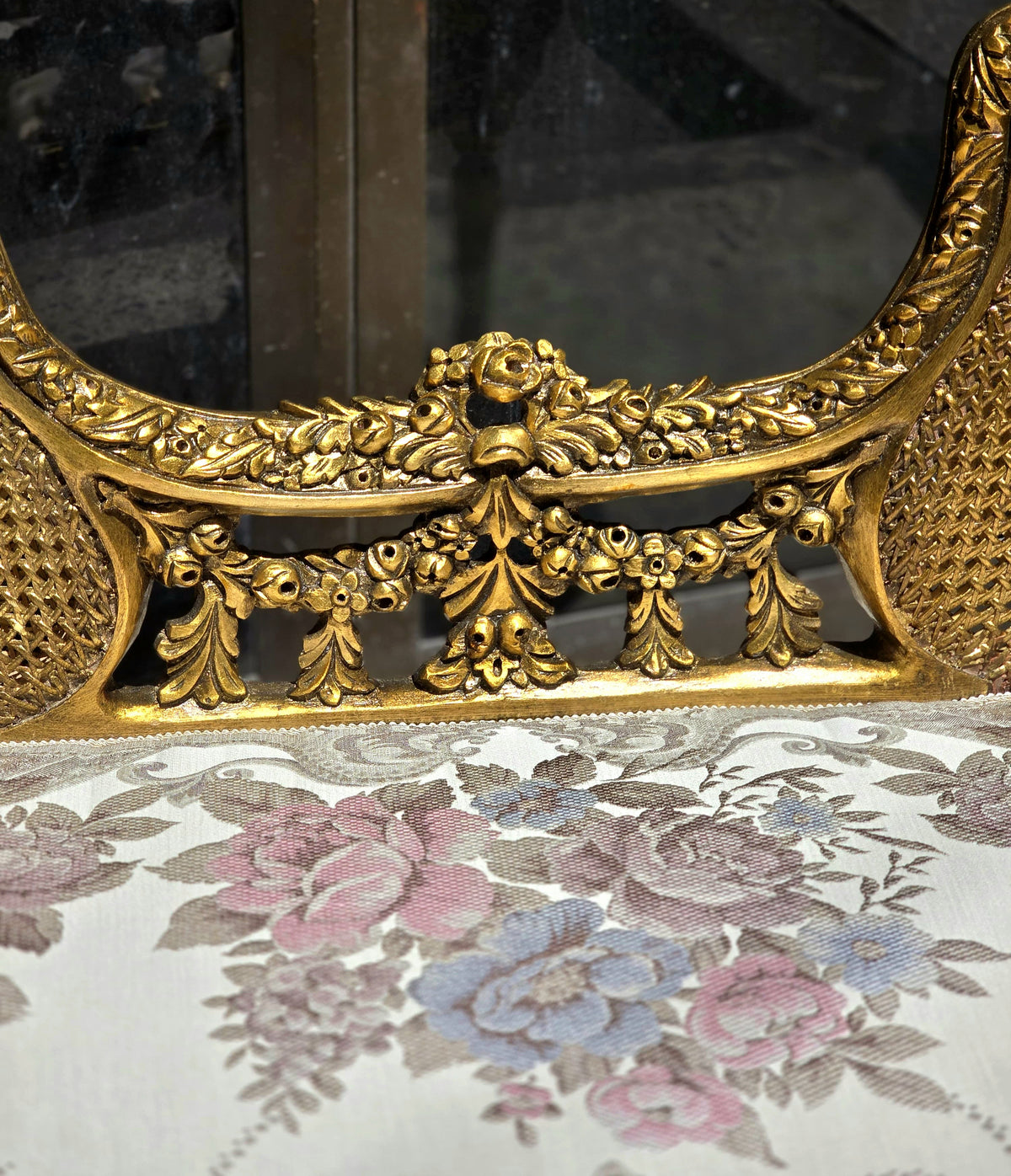 French Style Upholstered Bench – White Damask Fabric with Ornate Gold Leaf Frame