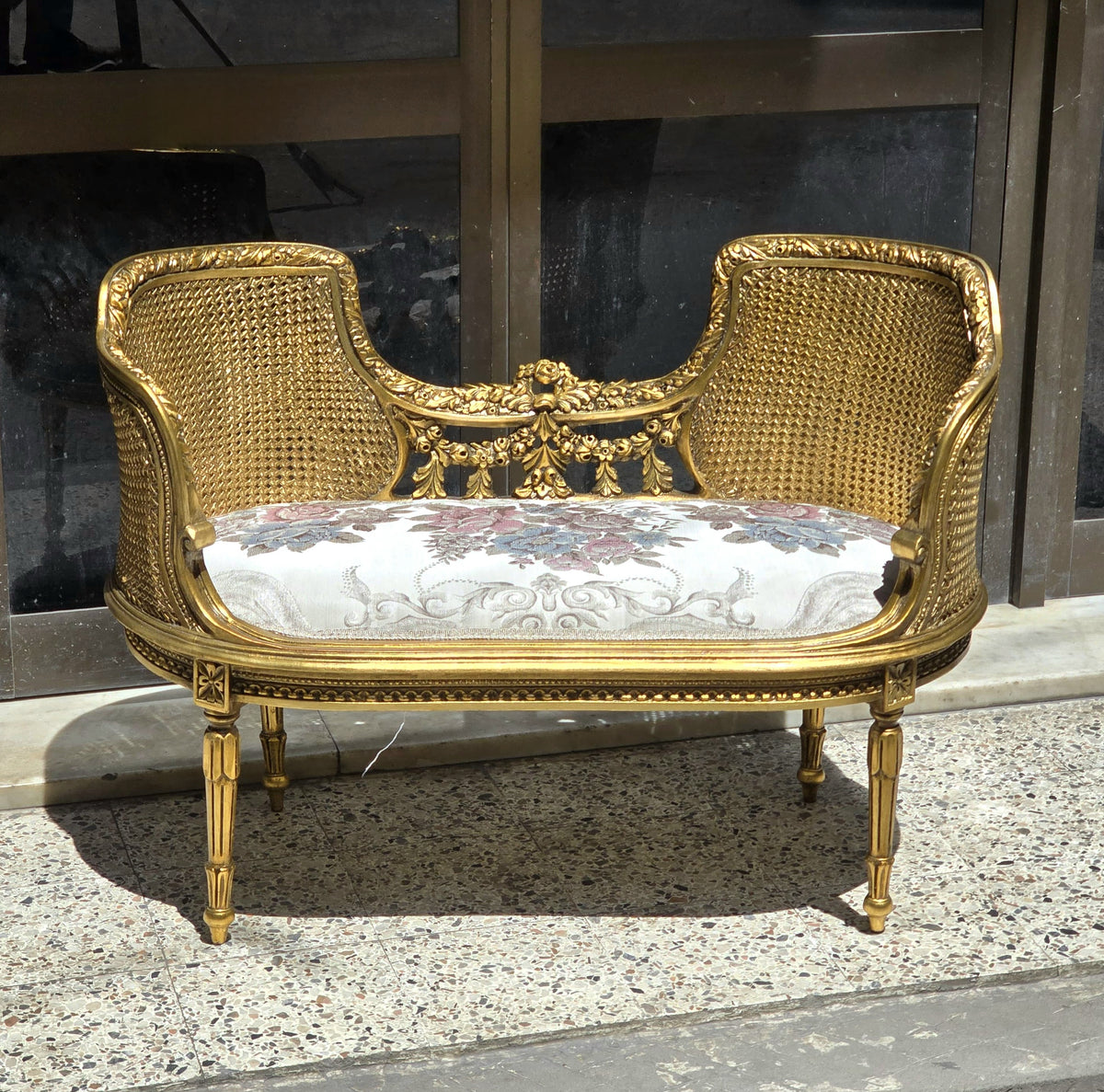 French Style Upholstered Bench – White Damask Fabric with Ornate Gold Leaf Frame