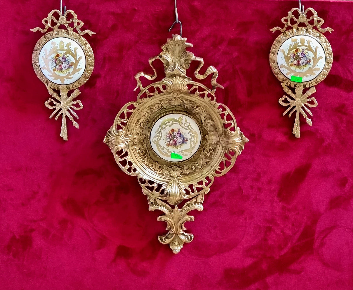 French-Style Porcelain Wall Plate Set – 3 Ornate Gold Leaf Decorative Plates with Floral Artwork