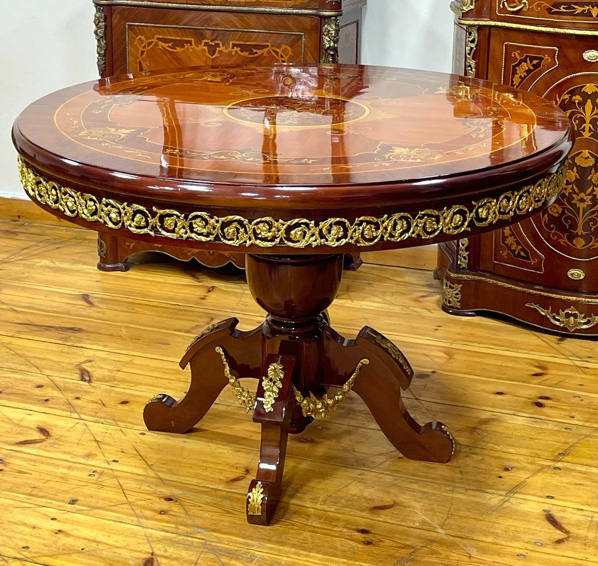 Luxury French Round Dining Table – Rich Wood Finish with Ornate Gilded Ornament