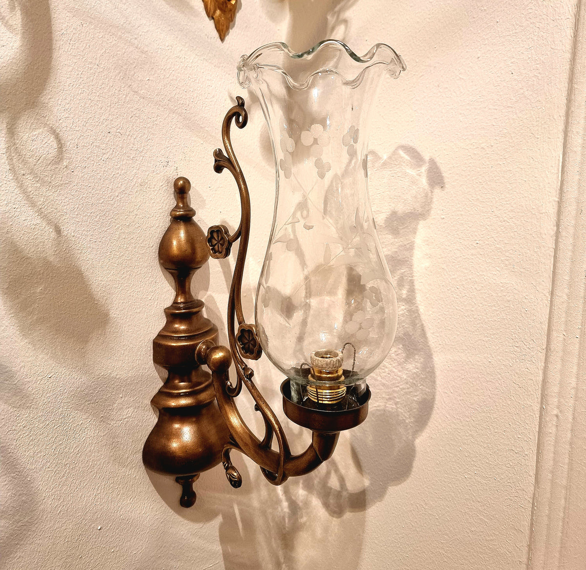 French-Style Bronze and Gold Leaf Wall Sconce with Decorative Floral Glass Shade and Ornate Curved Arm