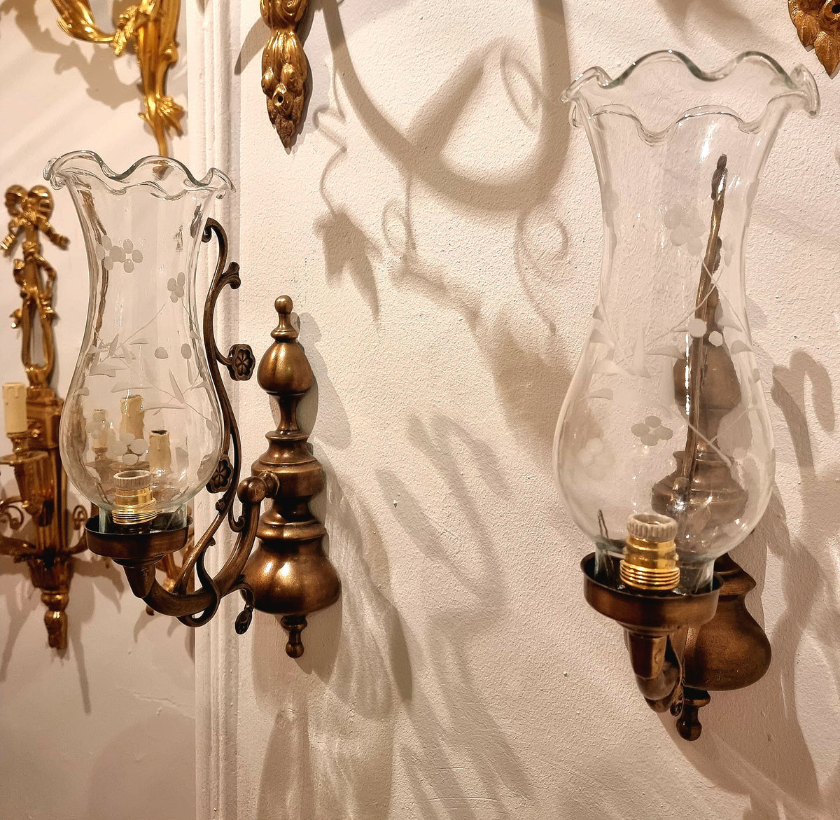 French-Style Bronze and Gold Leaf Wall Sconce with Decorative Floral Glass Shade and Ornate Curved Arm