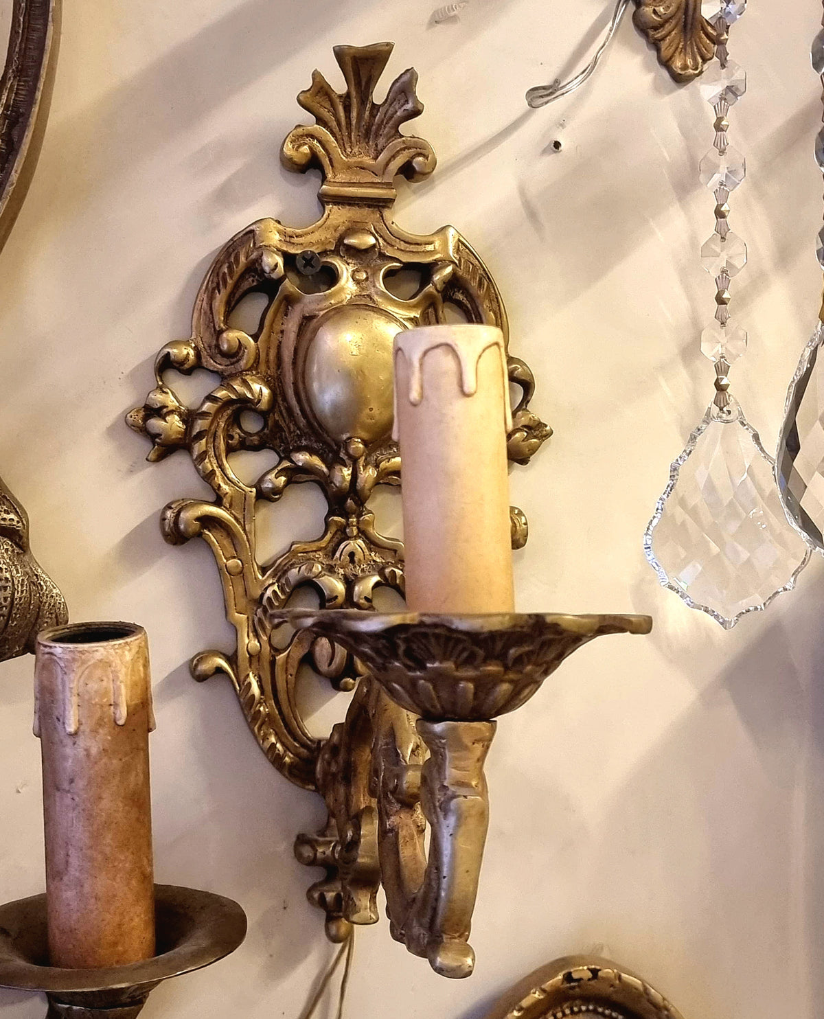 Ornate Gilded Bronze Single-Arm Wall Sconce with Scrolling Foliate Details and Decorative Central Medallion