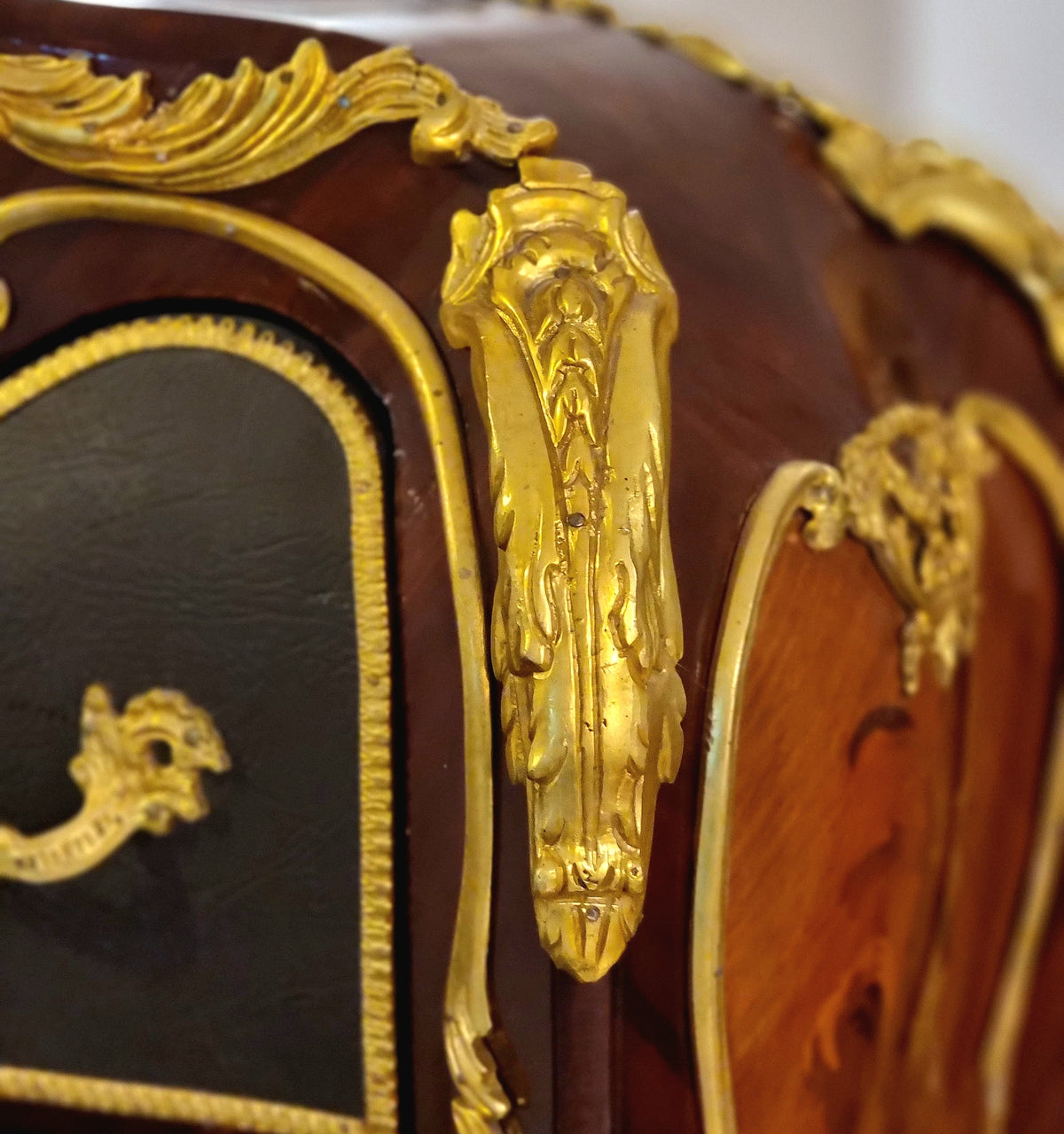 Grand Louis XV Style Writing Desk – 8 Drawers, Gilt Bronze & Gold Leaf Details, François Linke Inspired