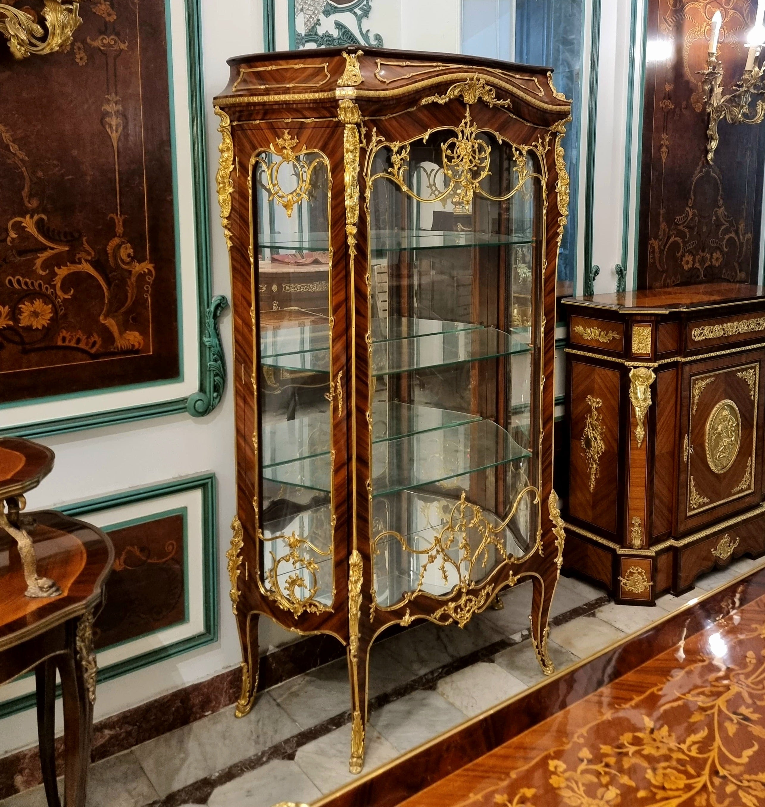 Ornate French Louis XV Curio Cabinet – Glass Shelving, Gilded Accents & Graceful Bombe Design