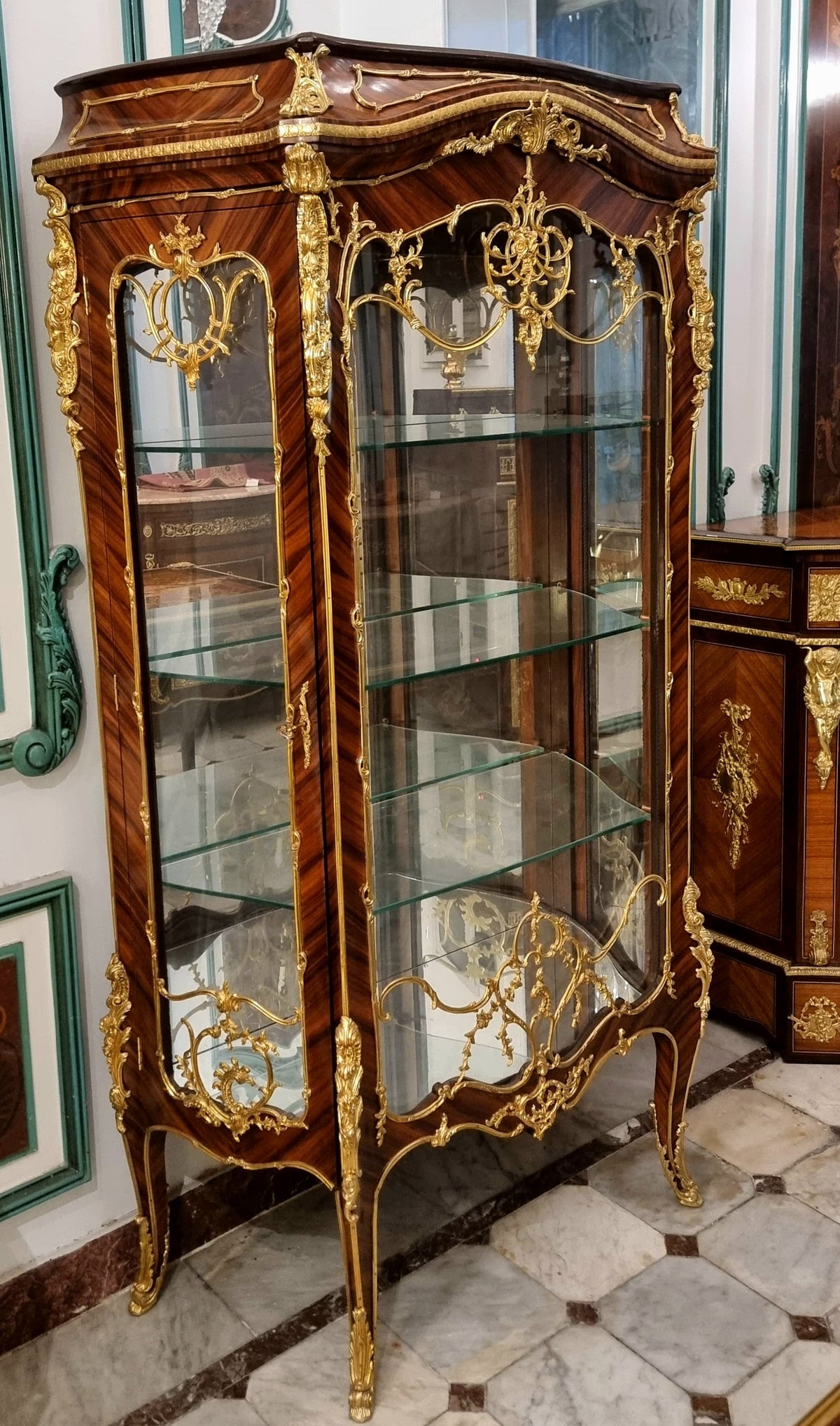 Ornate French Louis XV Curio Cabinet – Glass Shelving, Gilded Accents & Graceful Bombe Design