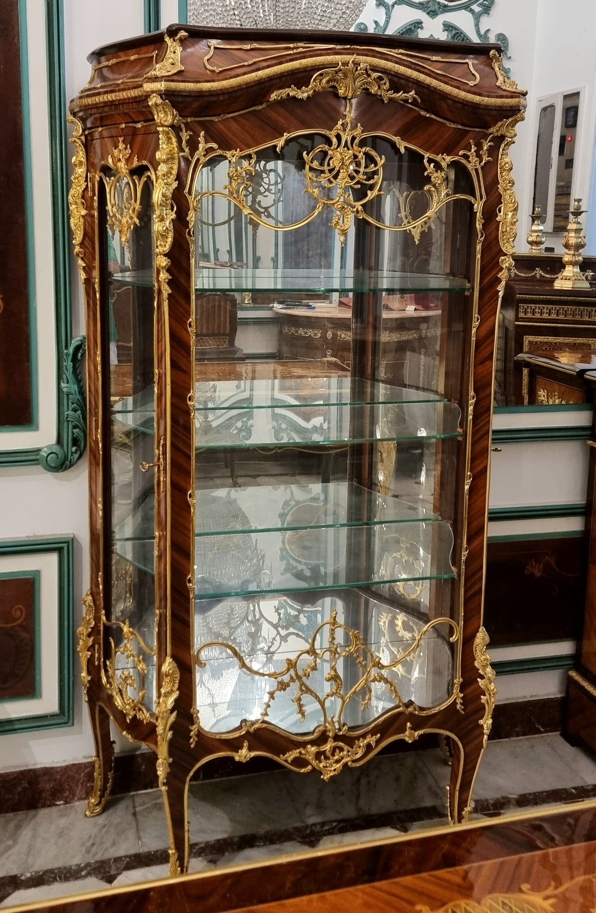 Ornate French Louis XV Curio Cabinet – Glass Shelving, Gilded Accents & Graceful Bombe Design