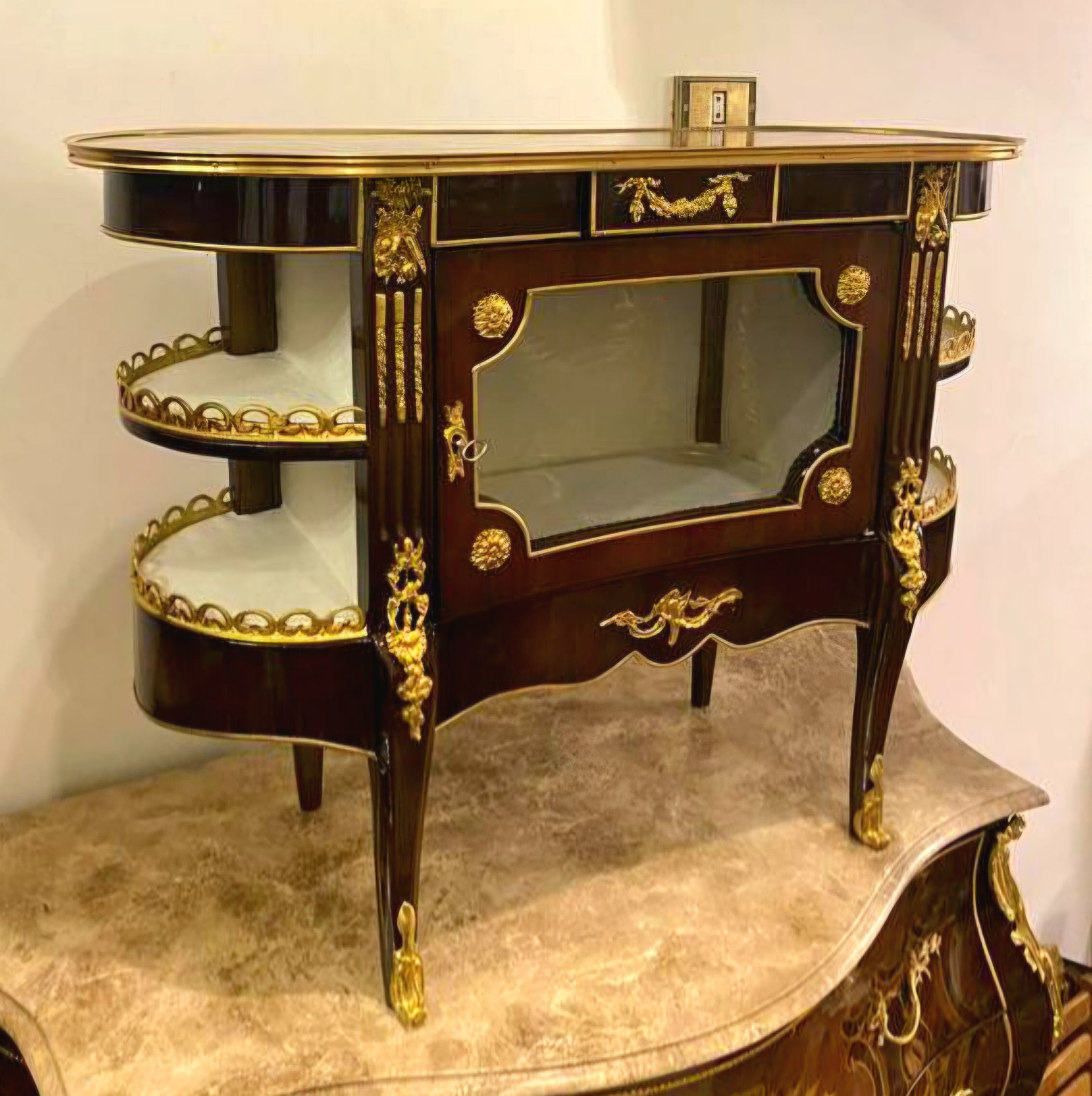 French Louis XV Style Étagère Cabinet – High-Gloss Mahogany with Gilt Bronze & Mirrored Display