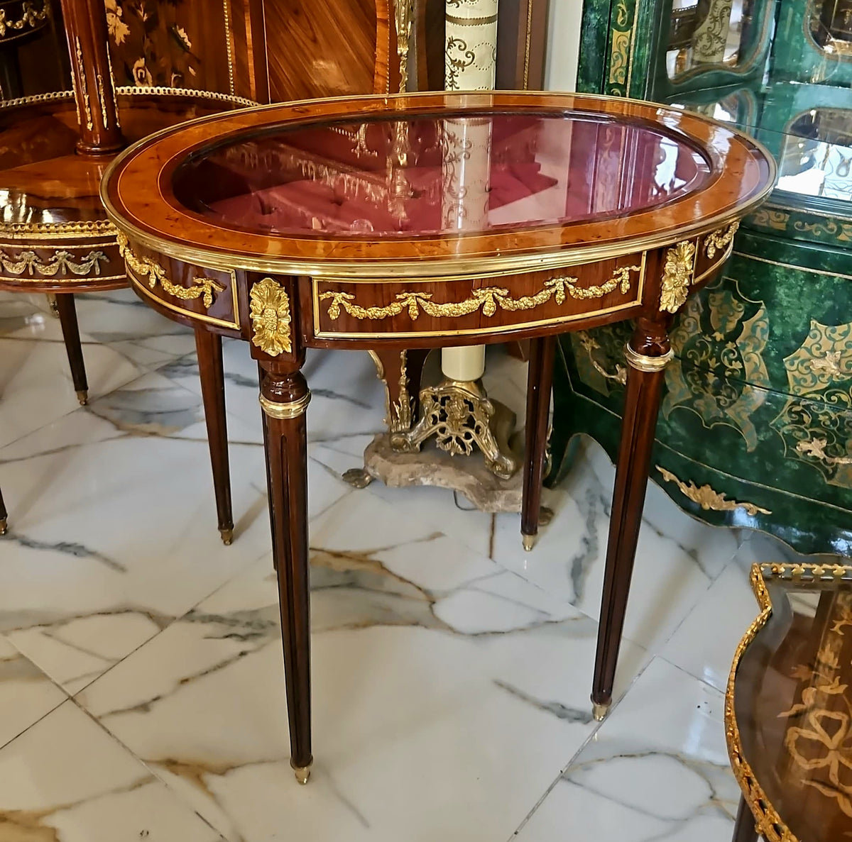 French Louis XVI-Inspired Display Table – Glass Top, Velvet-Lined Interior & Elegant Gilded Details