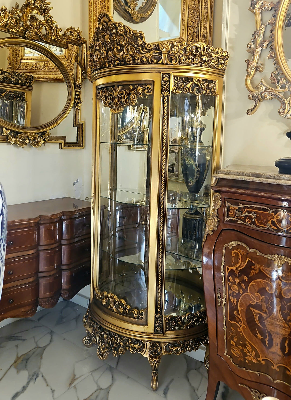 The Gilded Gallery – French Rococo Glass Vitrine with Gold Leaf Ornamentation, Four Display Shelves & Key
