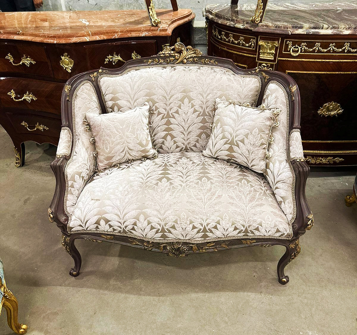 French Baroque Style Golden White Sofa With 2 Pillows