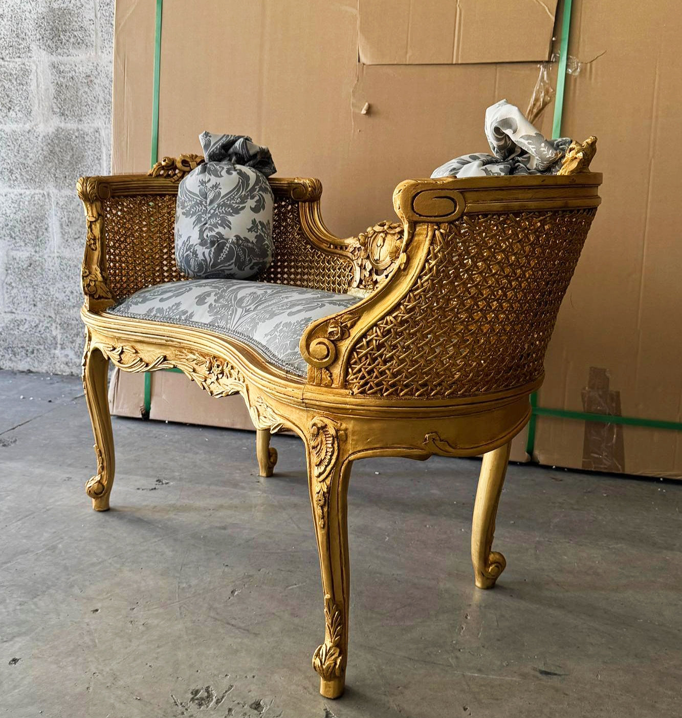 Bench White and Gray Damask French Style Gold Details Rococo Baroque Furniture