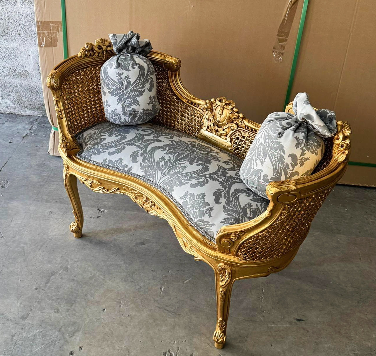Bench White and Gray Damask French Style Gold Details Rococo Baroque Furniture