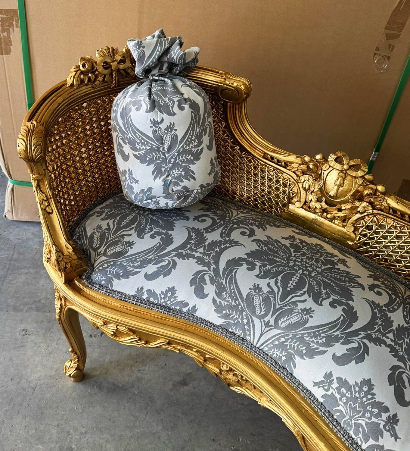 Bench White and Gray Damask French Style Gold Details Rococo Baroque Furniture
