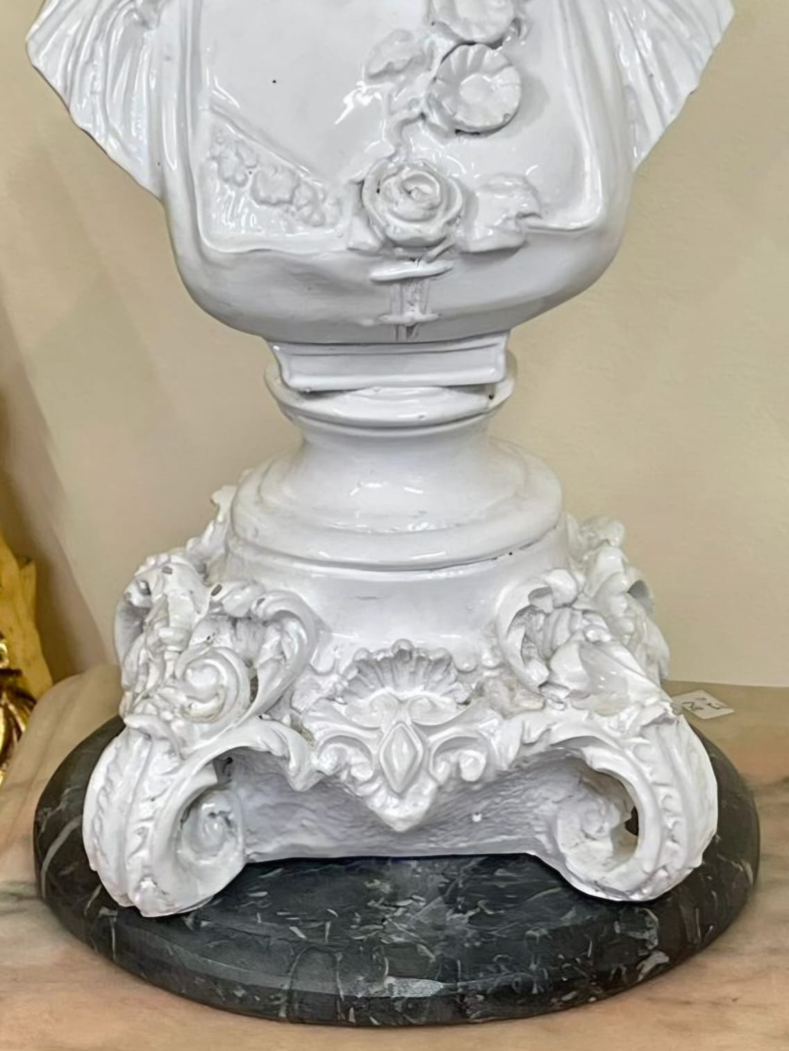 French Rococo Woman Bust Sculpture – Elegant Decorative Accent