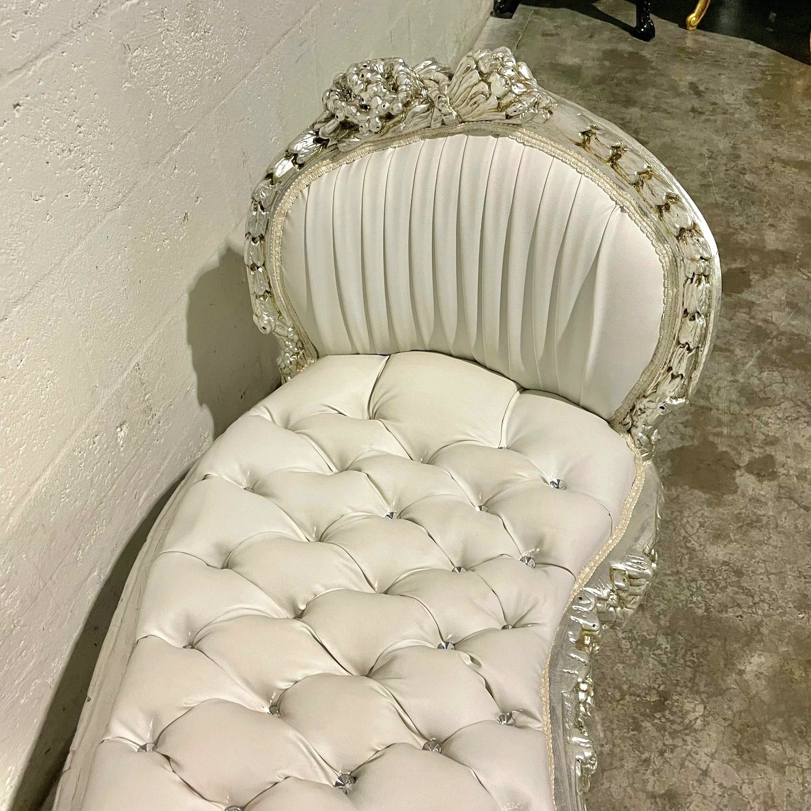 Antique French Marquis Tufted Bench – White Leather Upholstery with Silver Leaf Details