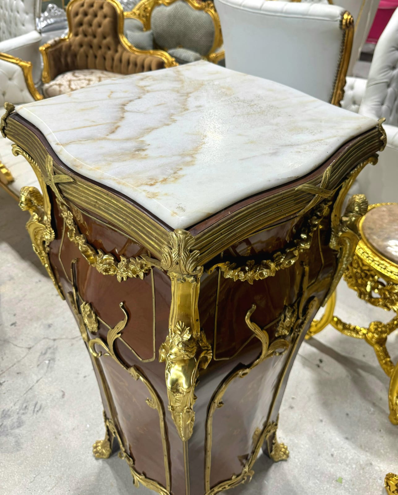 French Rococo Style Pedestal Column with Elegant White Marble Top – Timeless Luxury Accent Piece