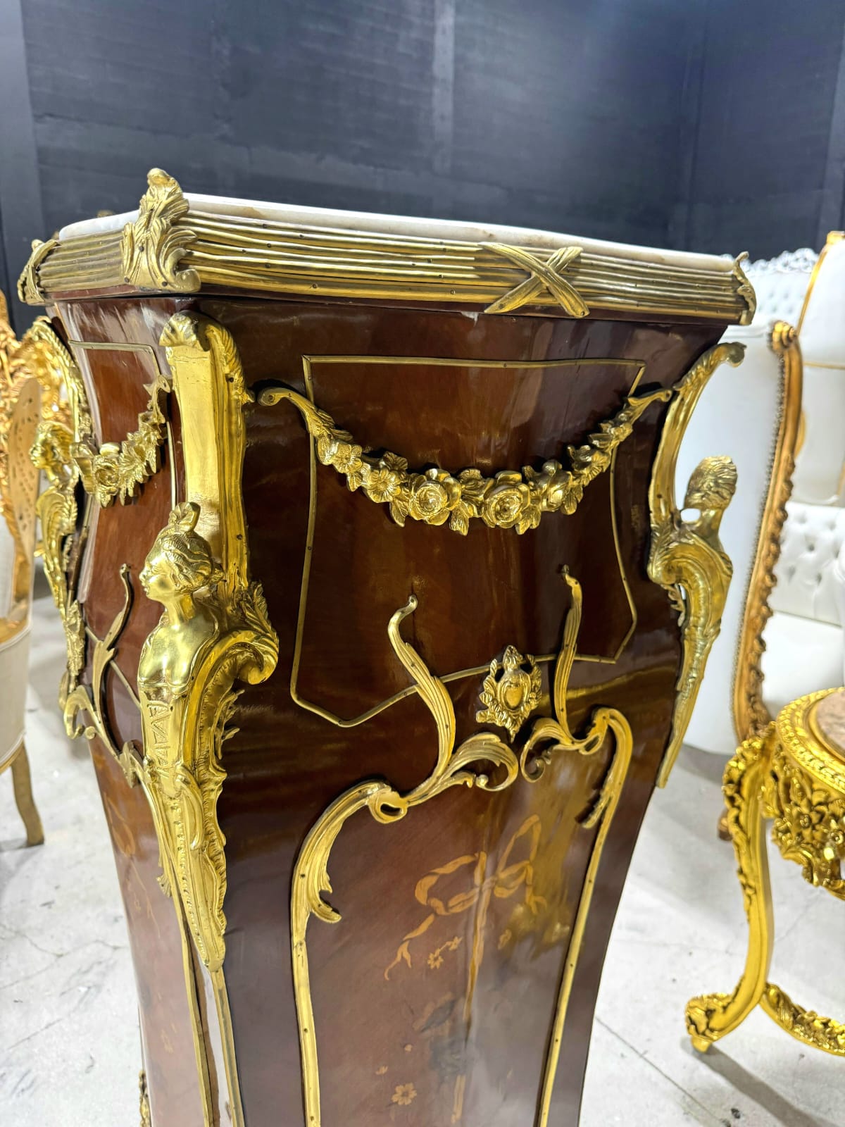 French Rococo Style Pedestal Column with Elegant White Marble Top – Timeless Luxury Accent Piece