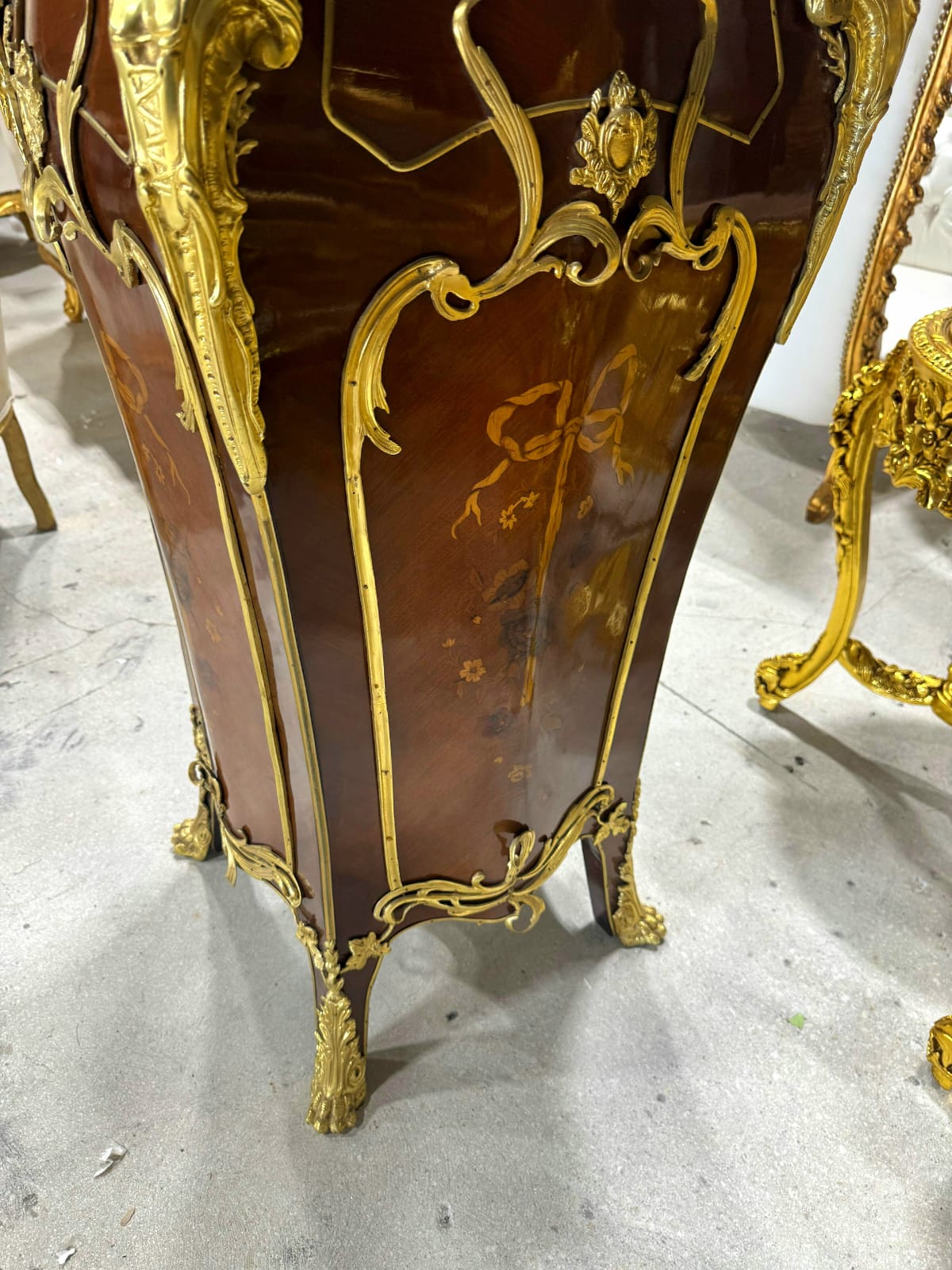 French Rococo Style Pedestal Column with Elegant White Marble Top – Timeless Luxury Accent Piece