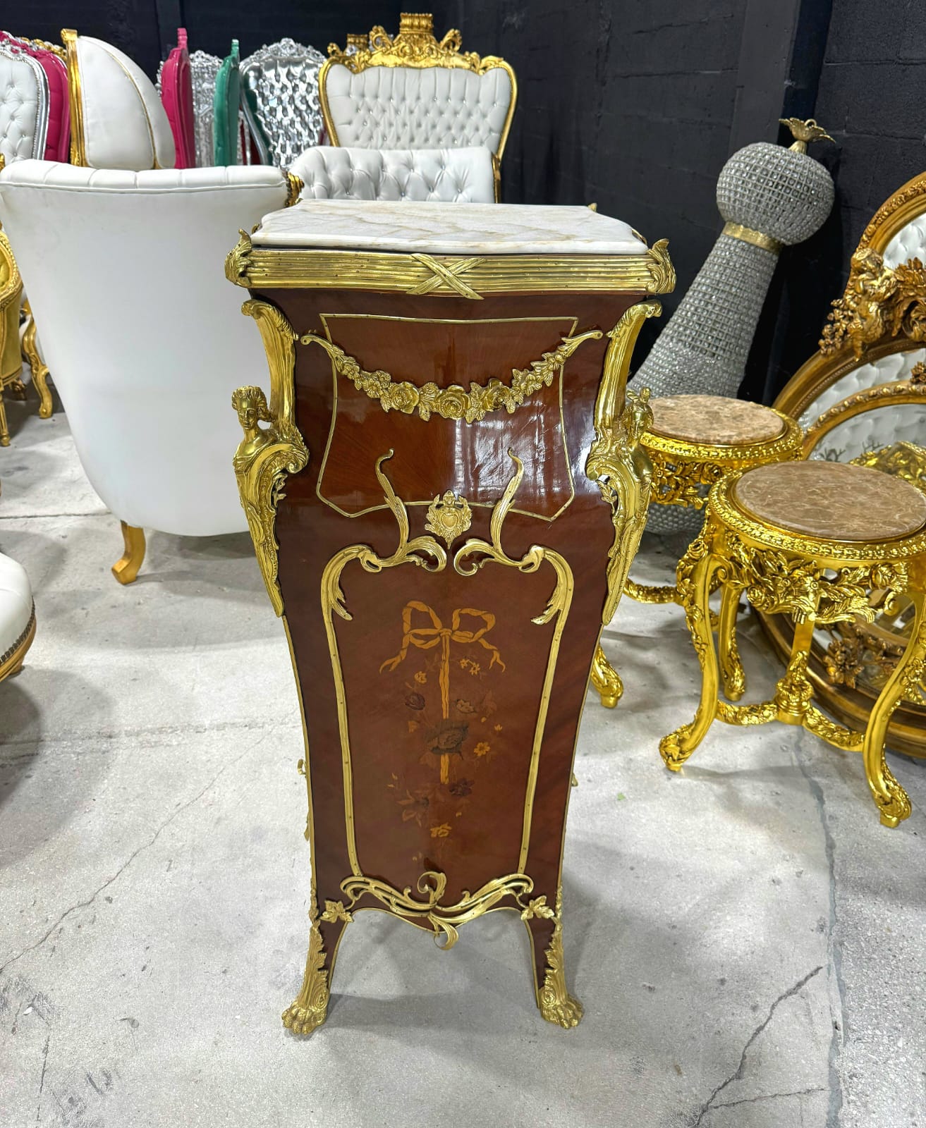 French Rococo Style Pedestal Column with Elegant White Marble Top – Timeless Luxury Accent Piece
