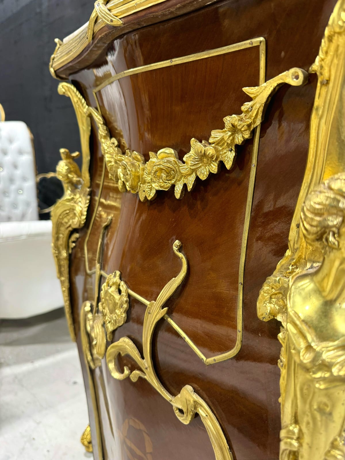 French Rococo Style Pedestal Column with Elegant White Marble Top – Timeless Luxury Accent Piece