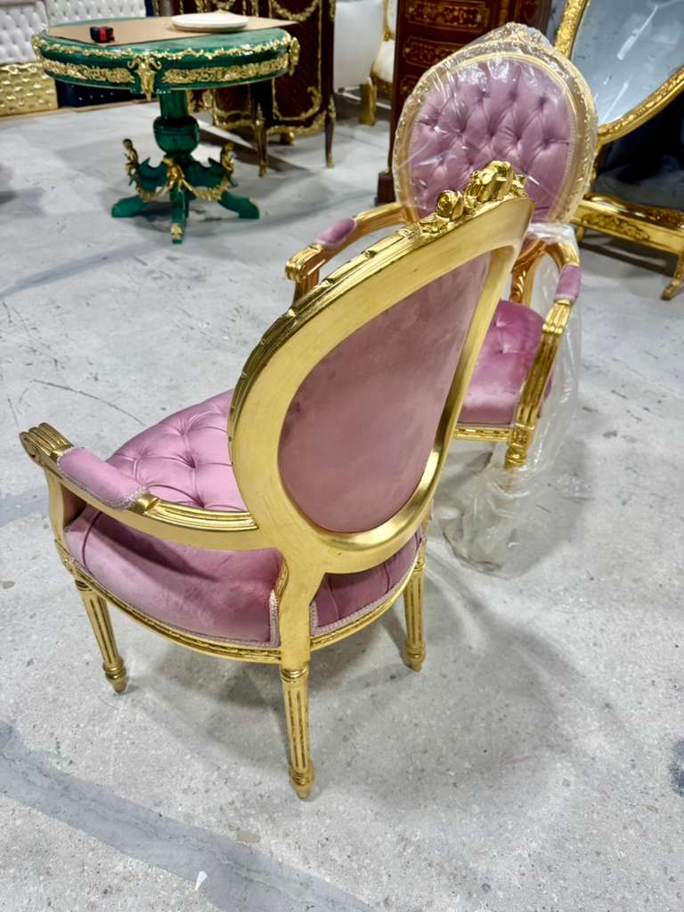 French Rococo Baroque Pink Velvet Chair with Gold Leaf Details French Rococo Pink Velvet Accent Chair – Tufted Seat & Back, Handcrafted Gold Leaf Baroque Luxury Seating